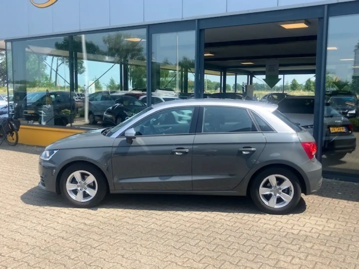 Audi A1 1.0 TFSI 5 drs Gris - 2