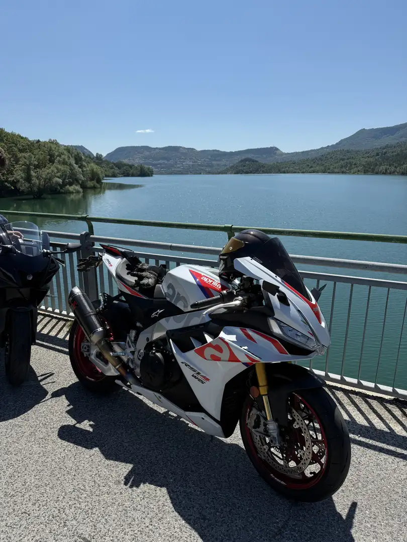 Aprilia RSV4 1100 factory speed white - 2