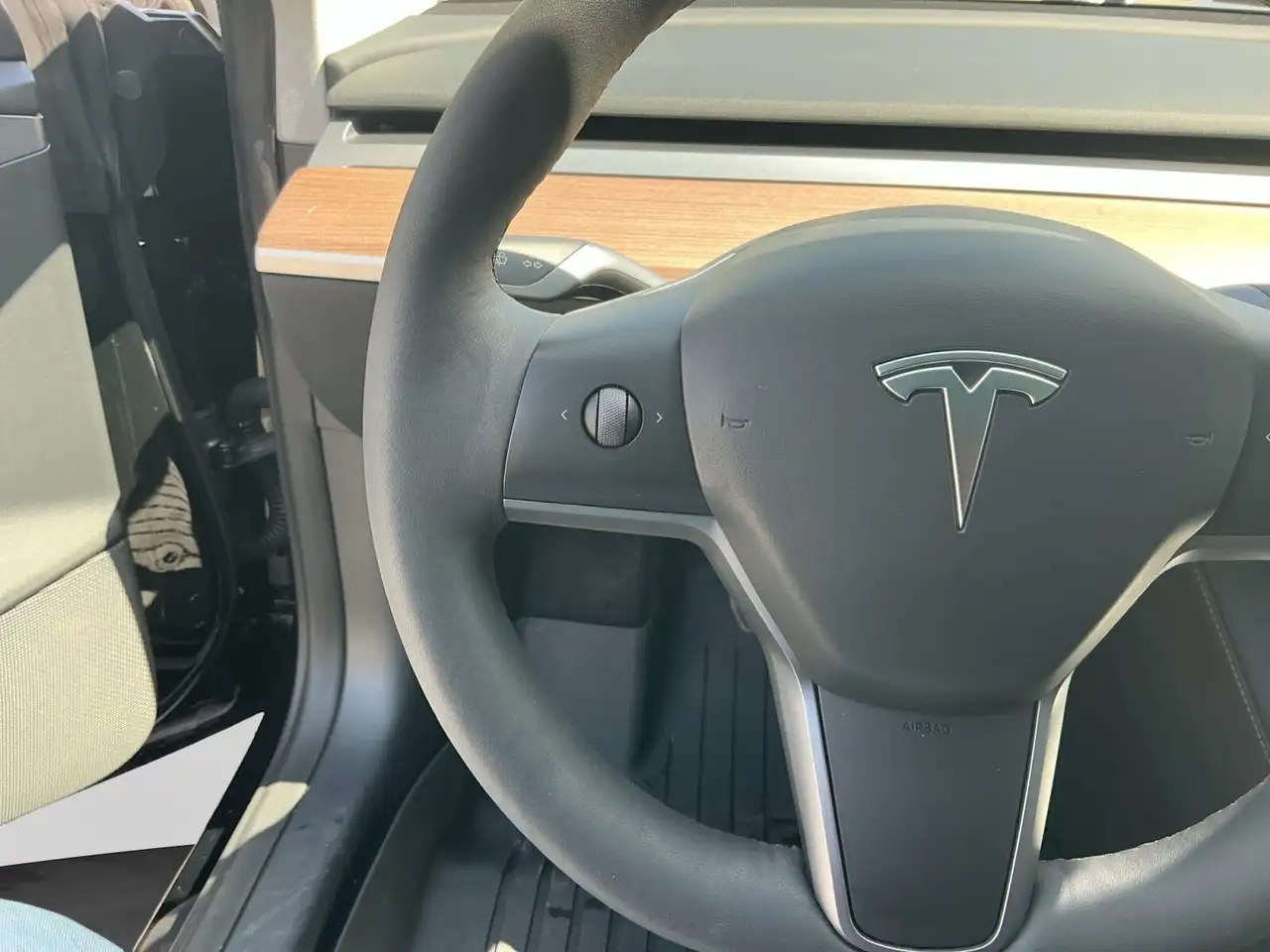 Tesla Model 3 снимка Tesla Model 3