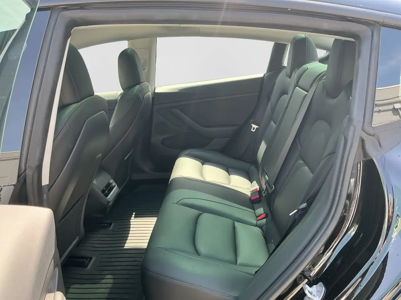 Tesla Model 3 снимка Tesla Model 3