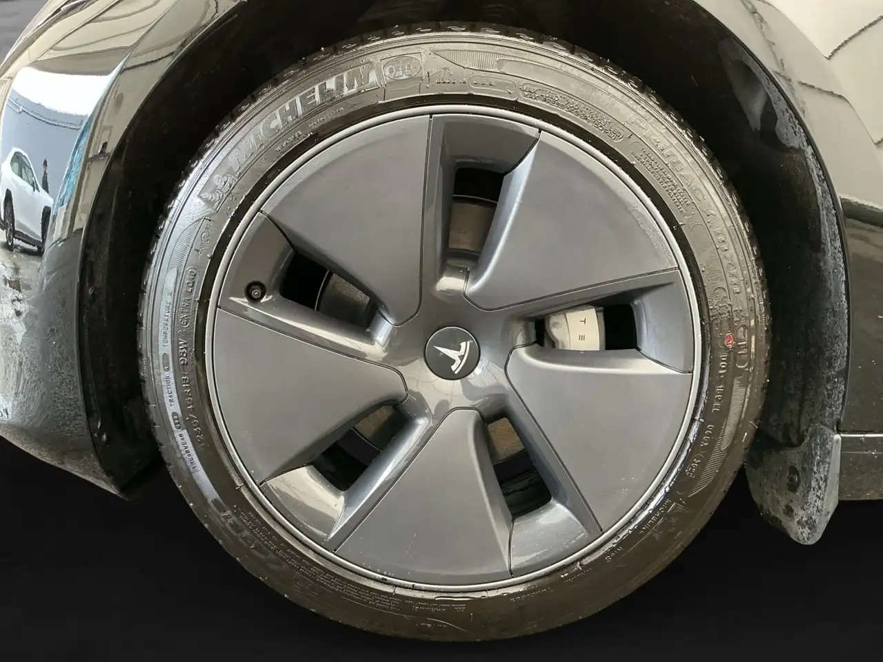 Tesla Model 3 снимка Tesla Model 3