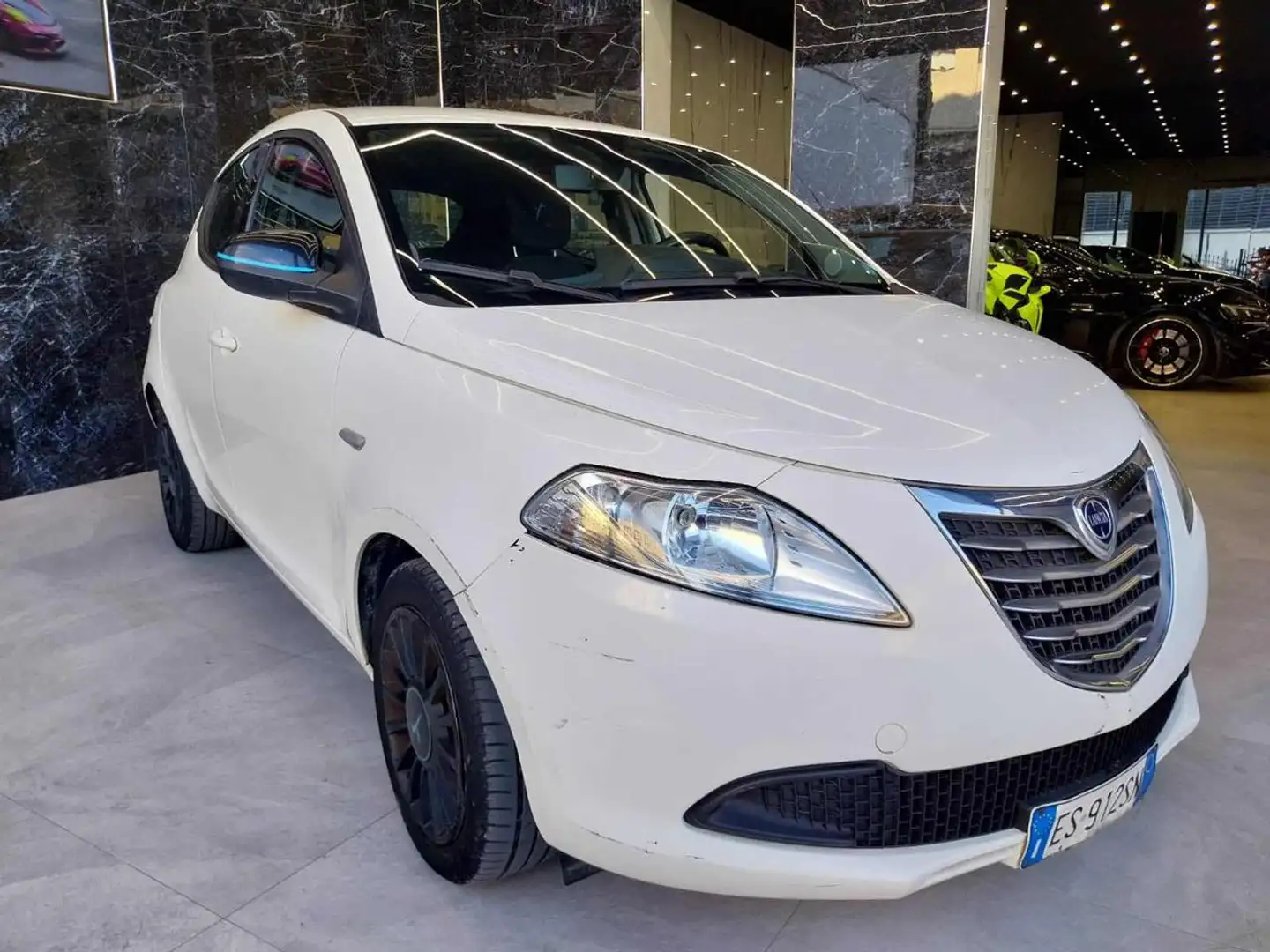 Lancia Ypsilon 0.9 TwinAir 85 CV 5 porte Metano Ecochic Silver Grigio - 2