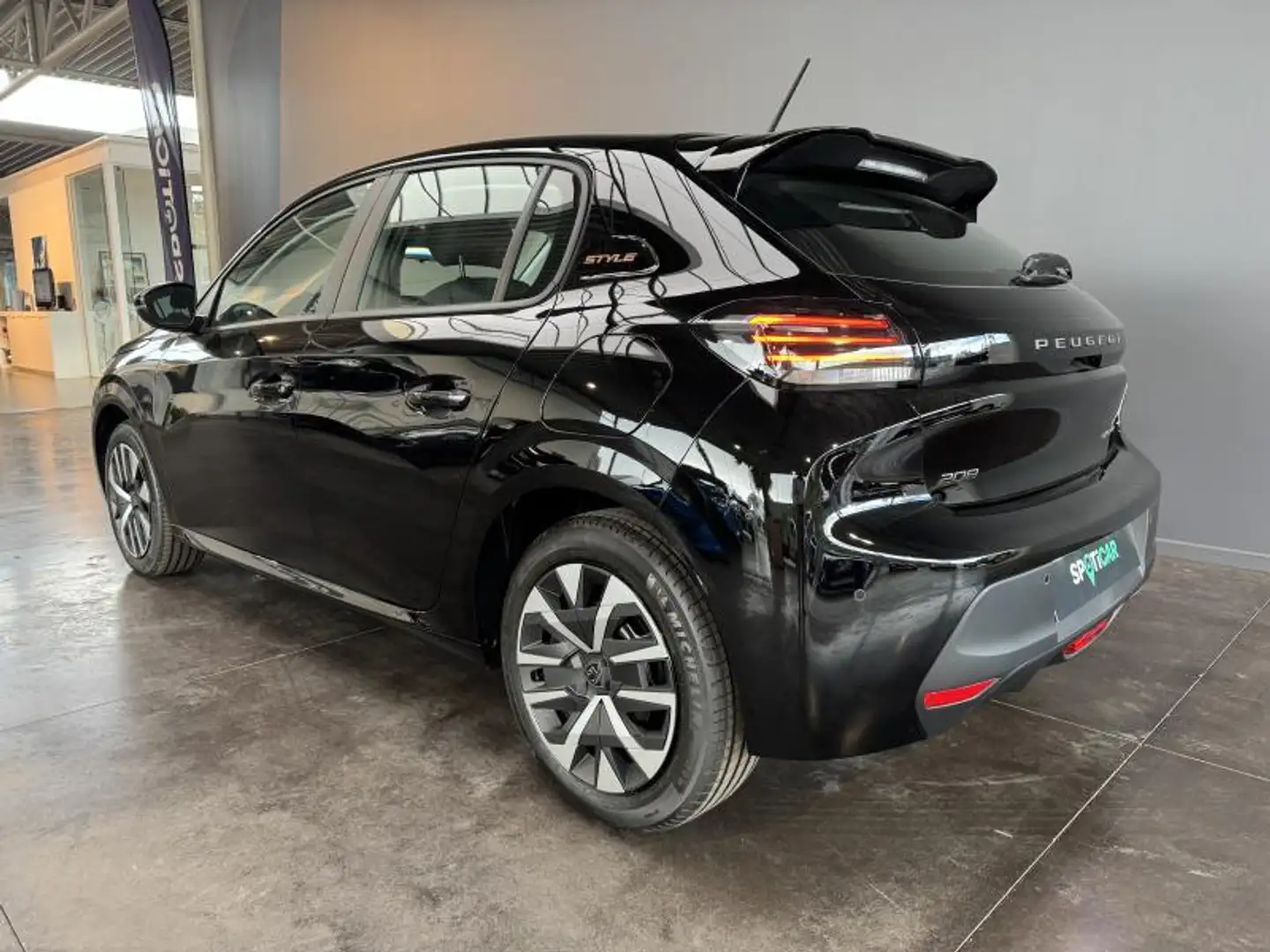 Peugeot 208 Style Hybrid 110 eDSC6 Zwart - 2