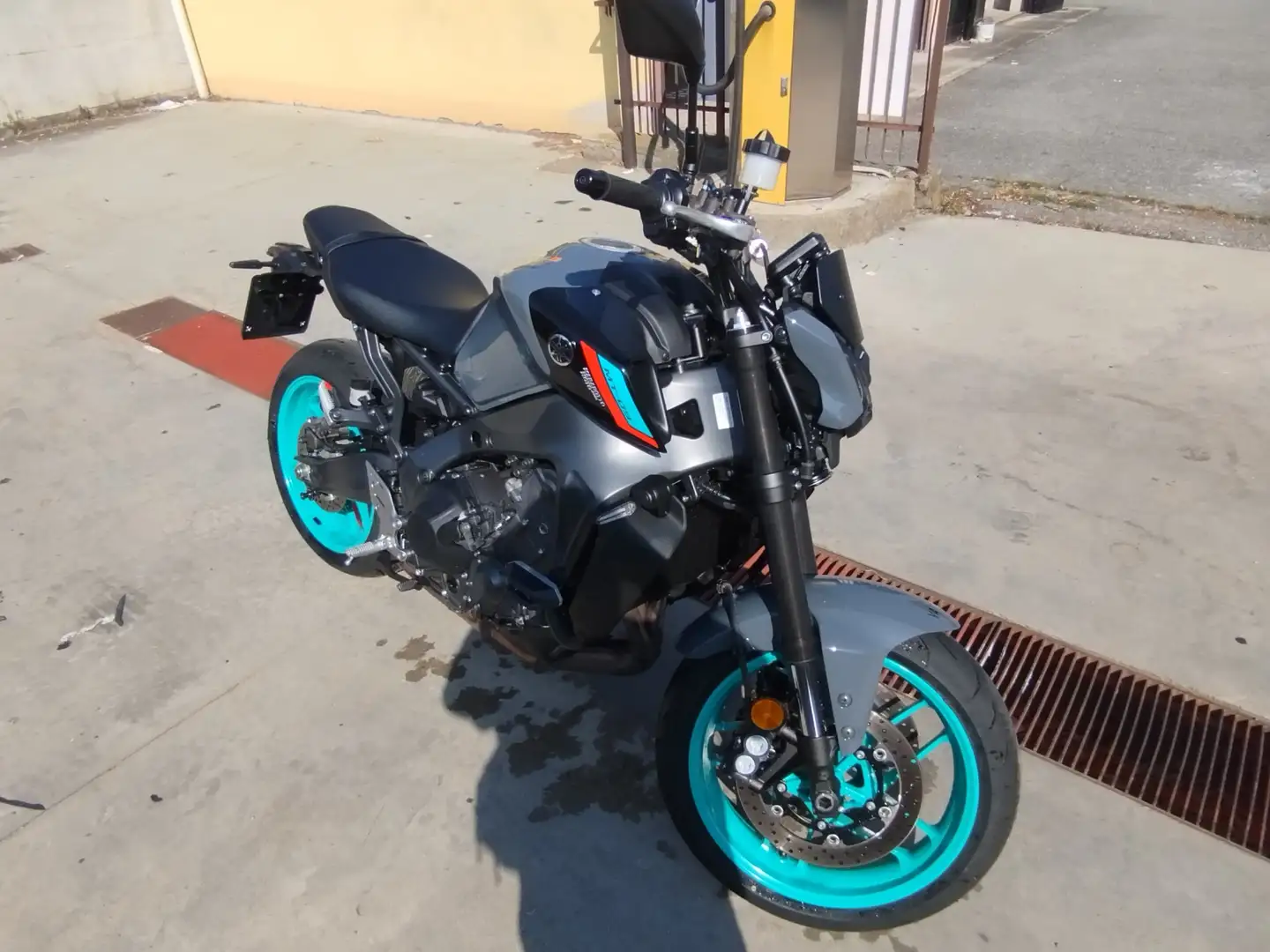 Yamaha MT-09 Grigio - 1