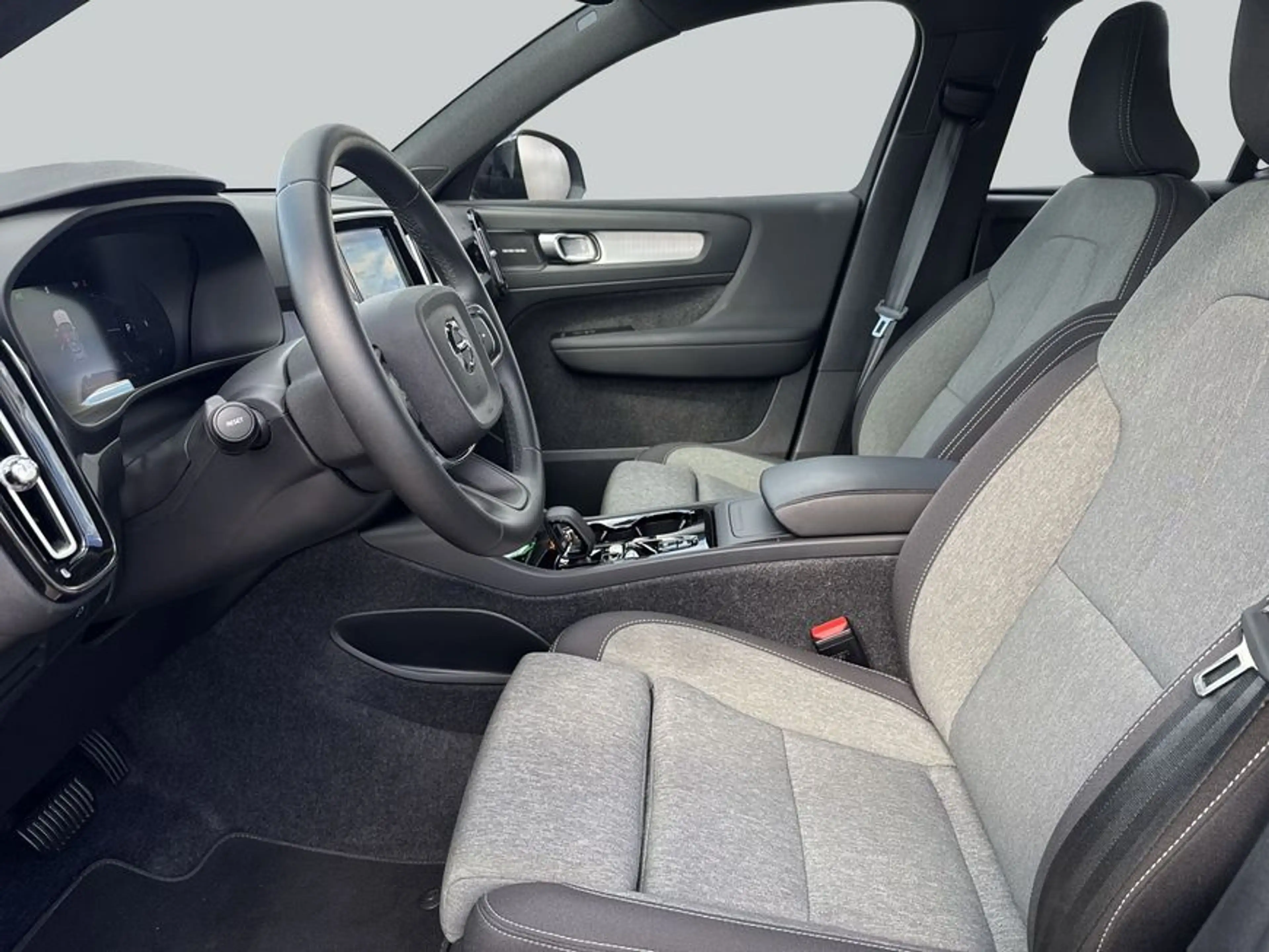 Volvo XC40 XC40 B3 B DKG Plus Black Edition — photo 9