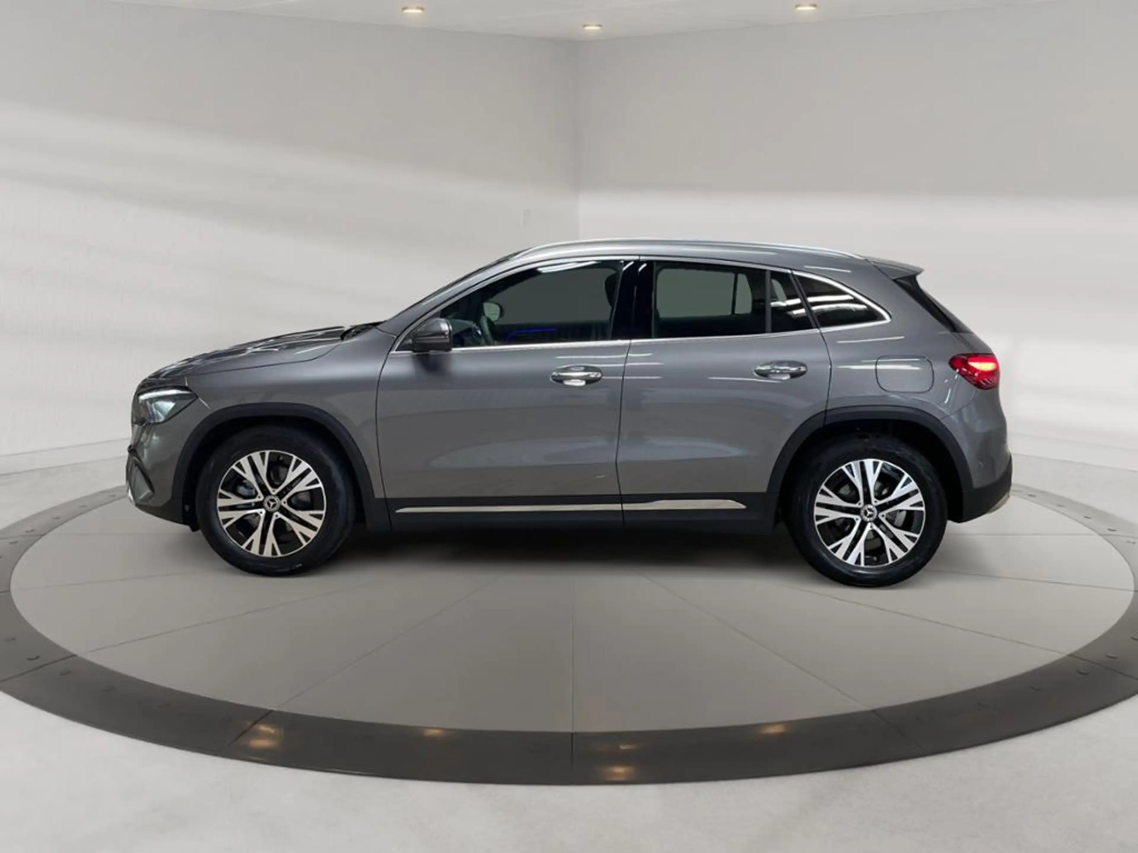Mercedes-Benz GLA 180 MBUX+Progressive+Wide+Cam+LED+Navi+AUT — photo 5
