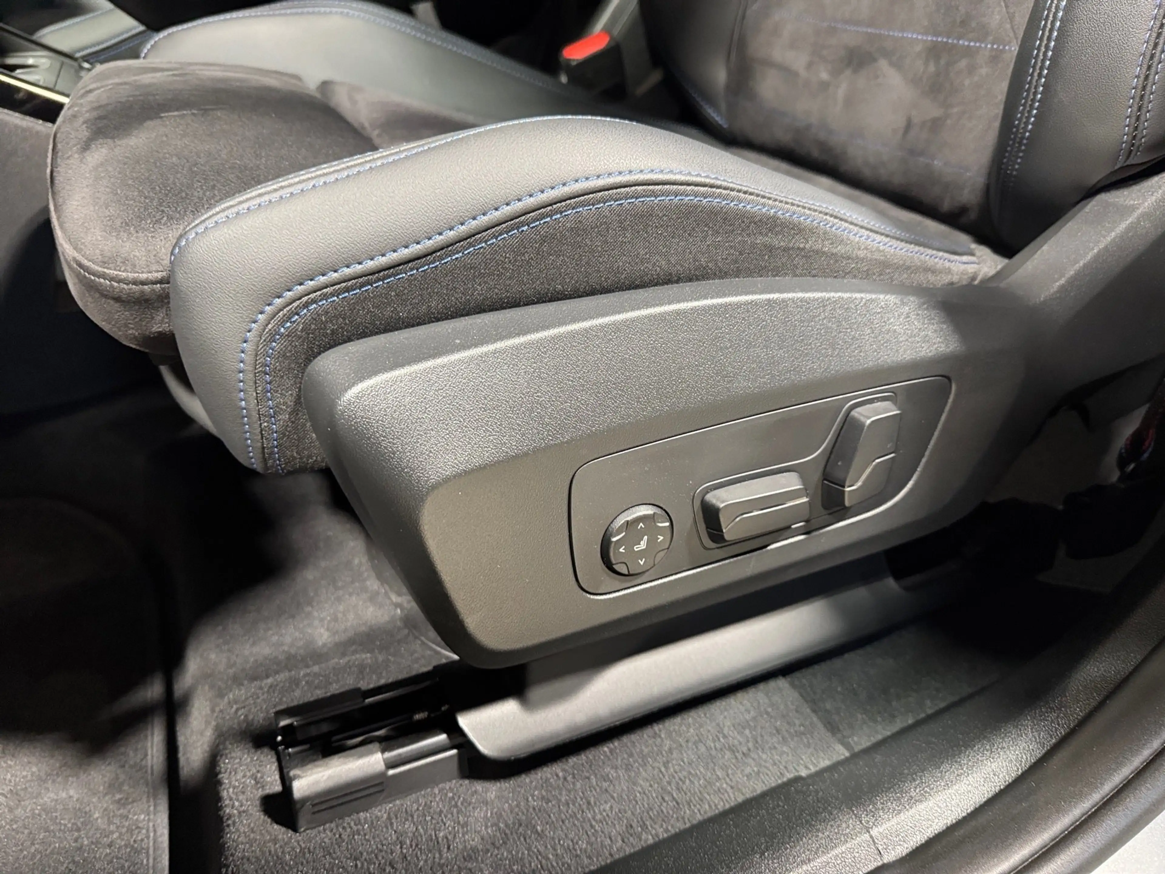 BMW iX1 xDrive30 — photo 7