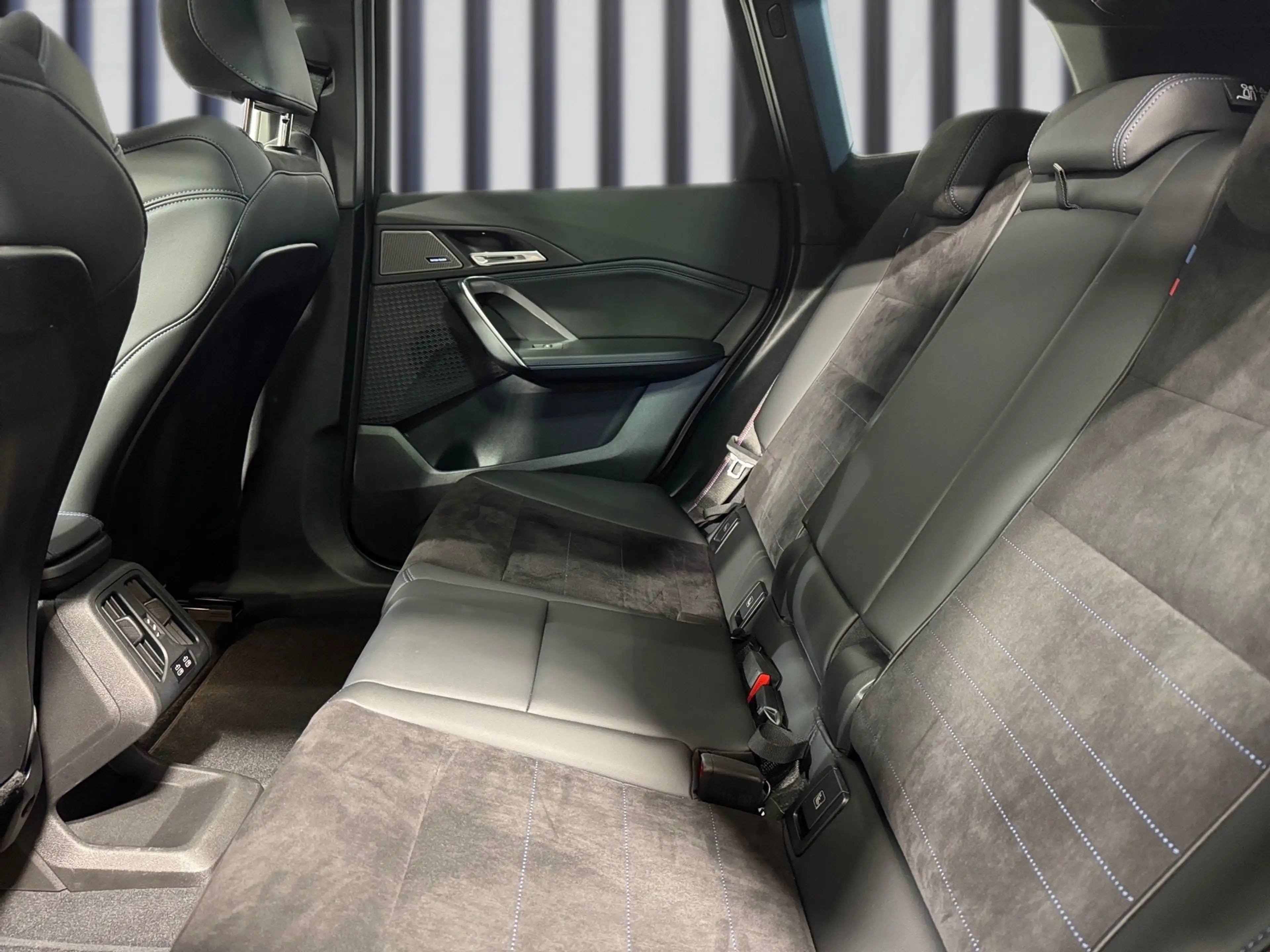 BMW iX1 xDrive30 — photo 8