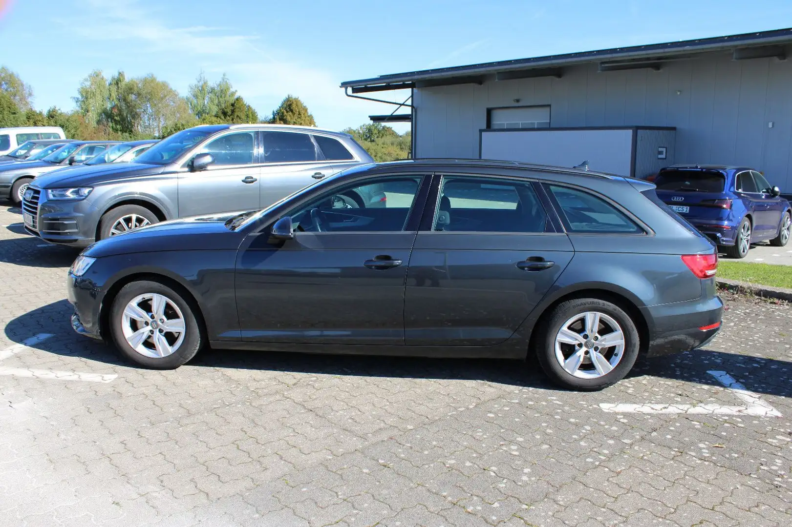 Audi A4 Avant basis ultra *PANORAMA*TEMPOMAT* Grau - 2