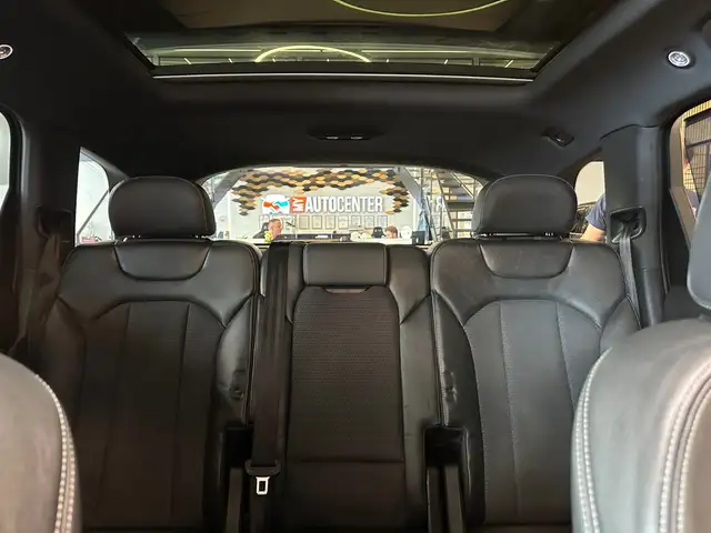 Audi SQ7 view 10