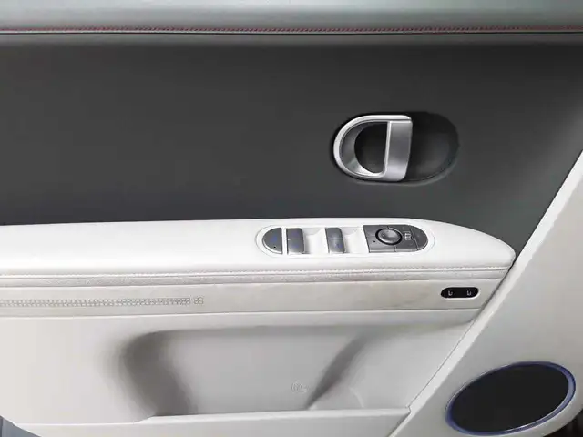 Hyundai Ioniq view 18