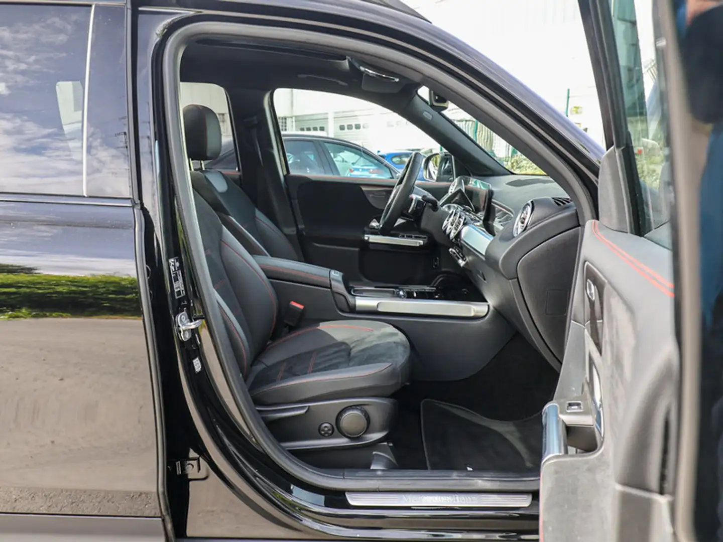 Mercedes-Benz GLB 220 d 4M AMG-Sport/Pano/AHK/Night/7Sitzer/19 Noir - 2