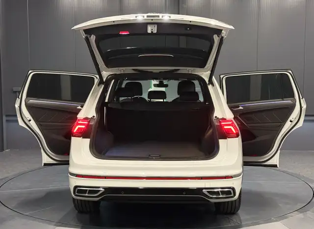 Volkswagen Tiguan Allspace view 7