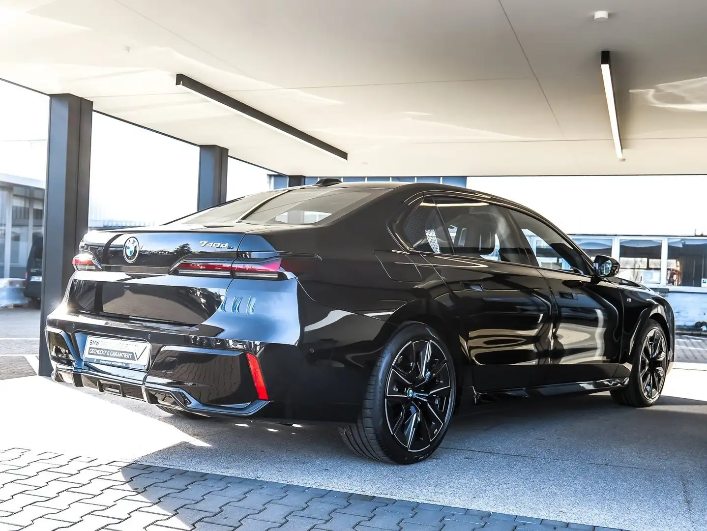 BMW 740 d xDrive Limousine M Sport HUD PANO ACC RFK Schwarz - 2