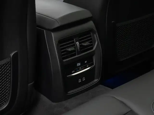 BMW 3 Series view 30