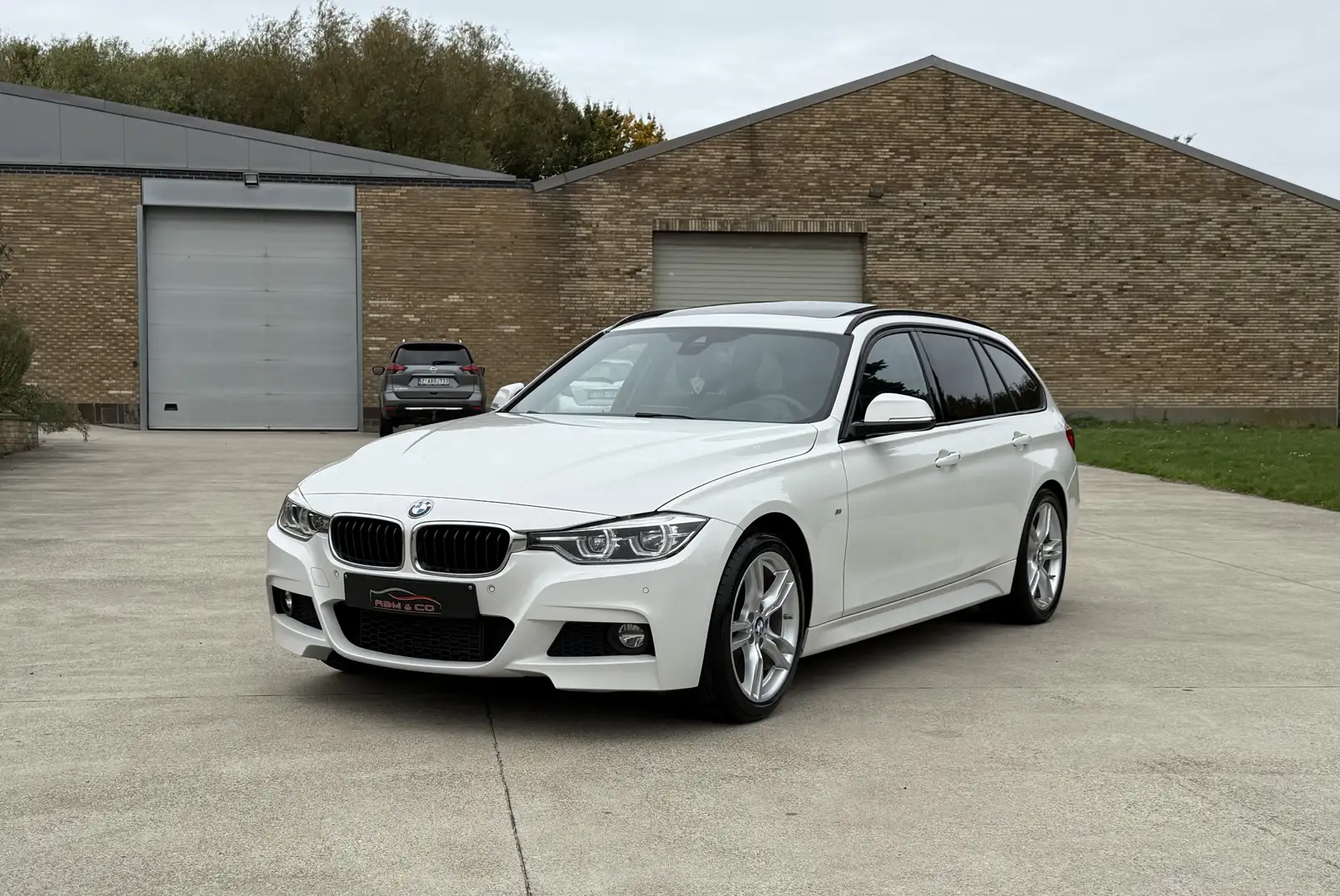 BMW 318 i Pack M ** Toit Pano - Keyless - HUD ** GAR 12M Wit - 2