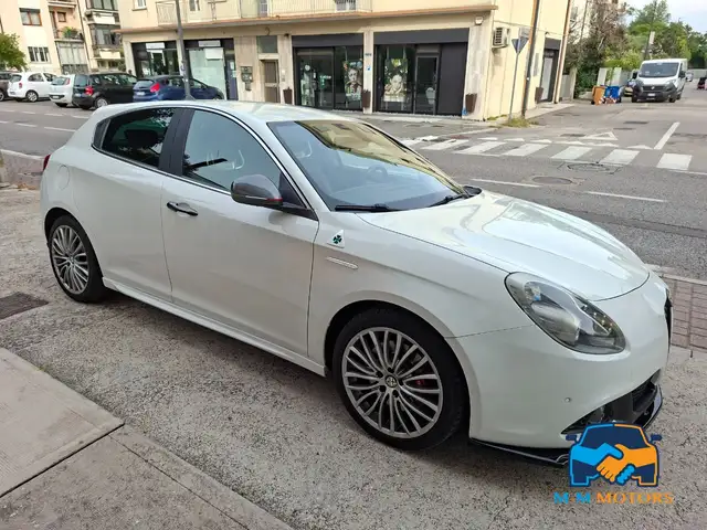 Alfa Romeo Giulietta view 3