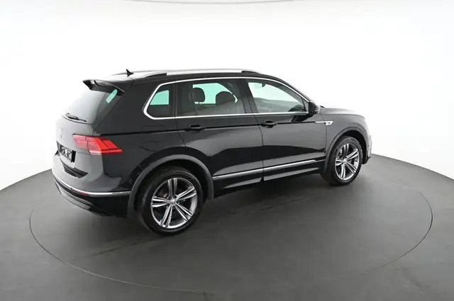 Volkswagen Tiguan view 4