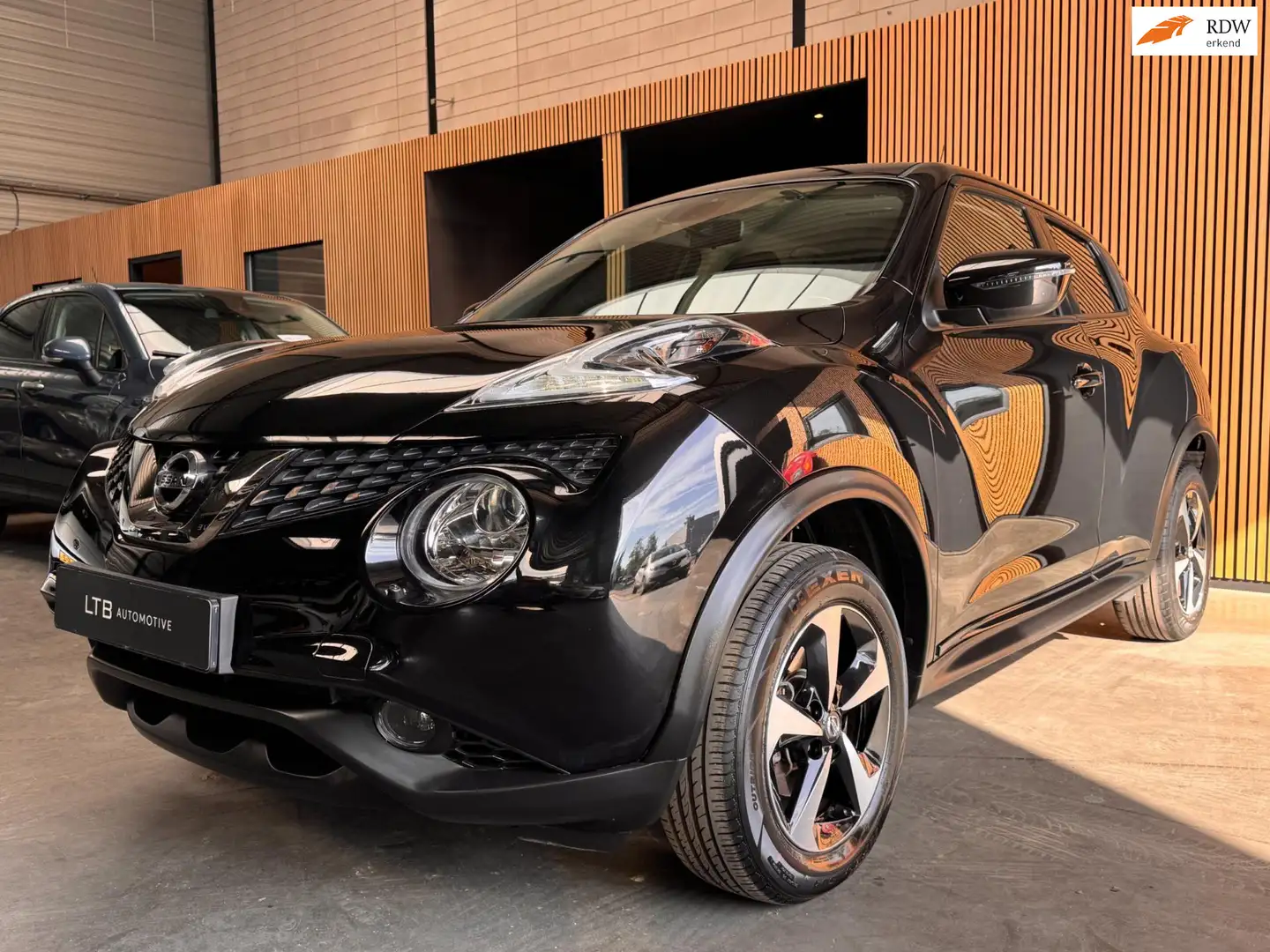 Nissan Juke 1.6 Visia Automaat Camera|Airco|Cruise|Navi|Keyles Zwart - 1