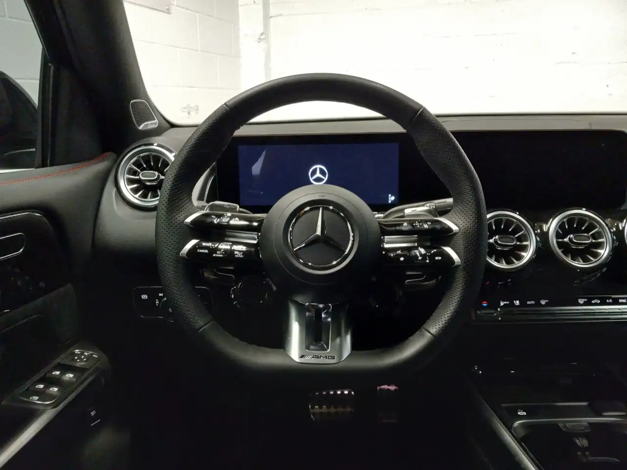 Mercedes-Benz GLB снимка Mercedes-Benz GLB