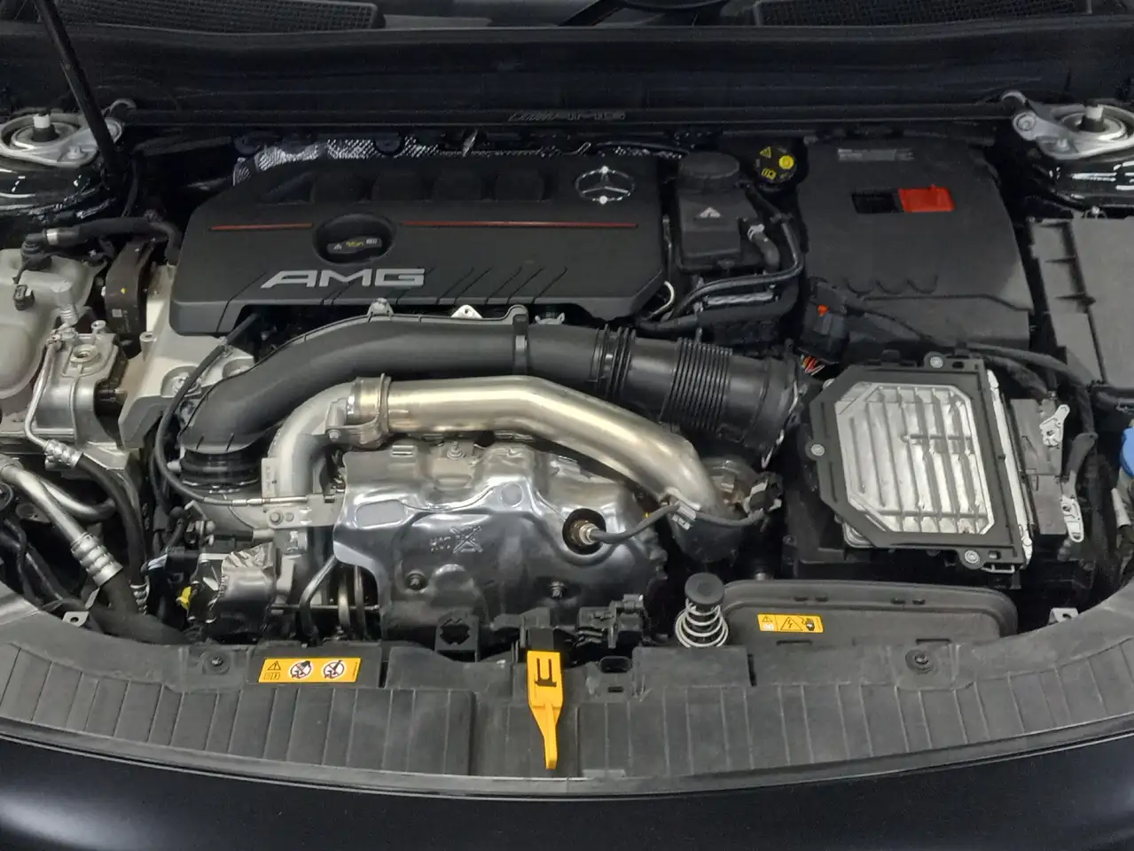 Mercedes-Benz GLB снимка Mercedes-Benz GLB