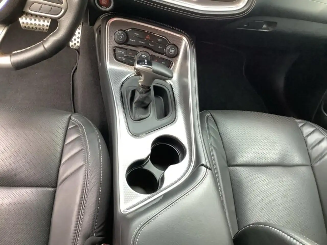 Dodge Challenger 2022 — фото 13