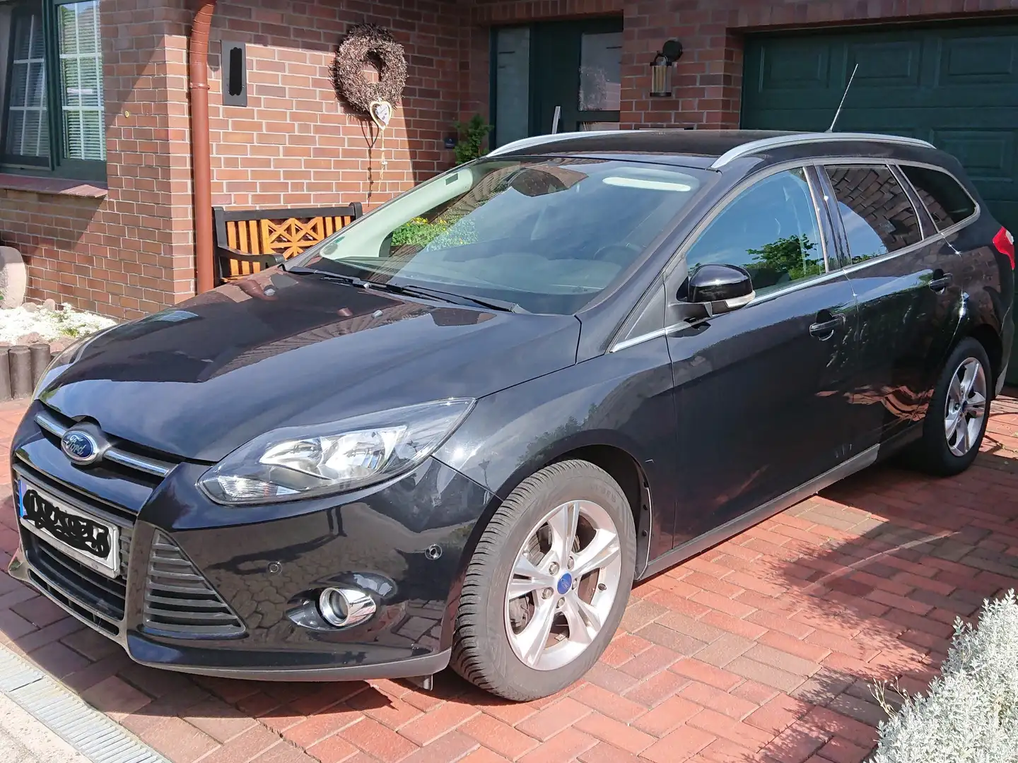 Ford Focus Focus Turnier Turnier 1.6 Ti-VCT Champions Edition Černá - 1