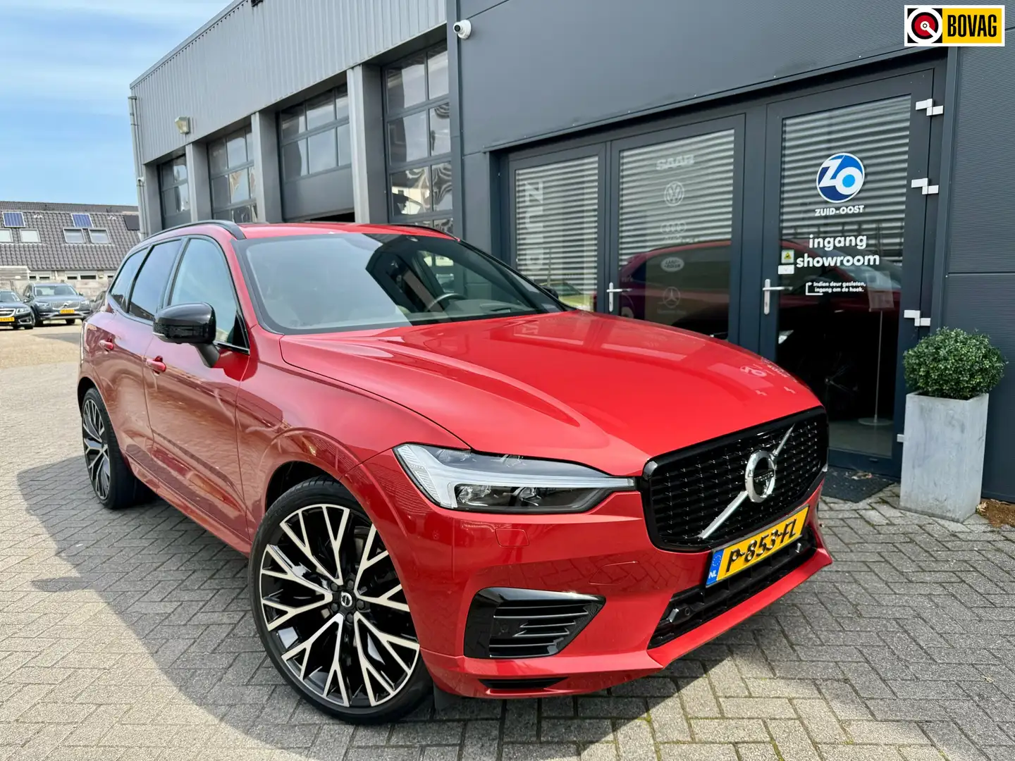 Volvo XC60 2.0 Recharge T8 AWD R-Design luchtvering, panorama Red - 1