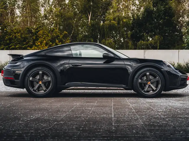 Porsche 911 view 4