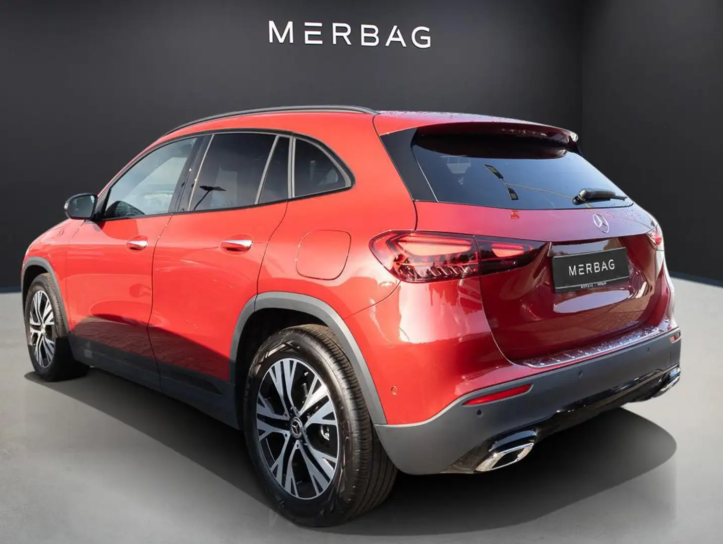 Mercedes-Benz GLA 180 Pano STH W-Paket KeyLess ParkAss. LED Rot - 2