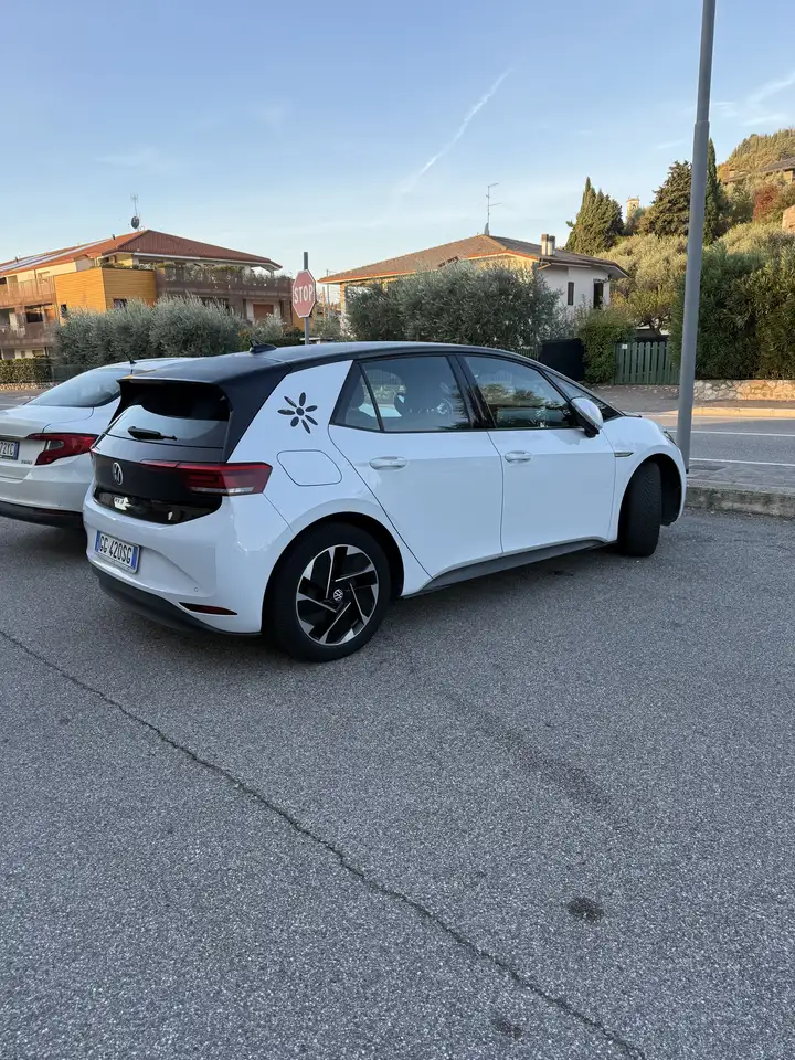 Volkswagen ID.3 58 kWh Life — photo 1 of 4