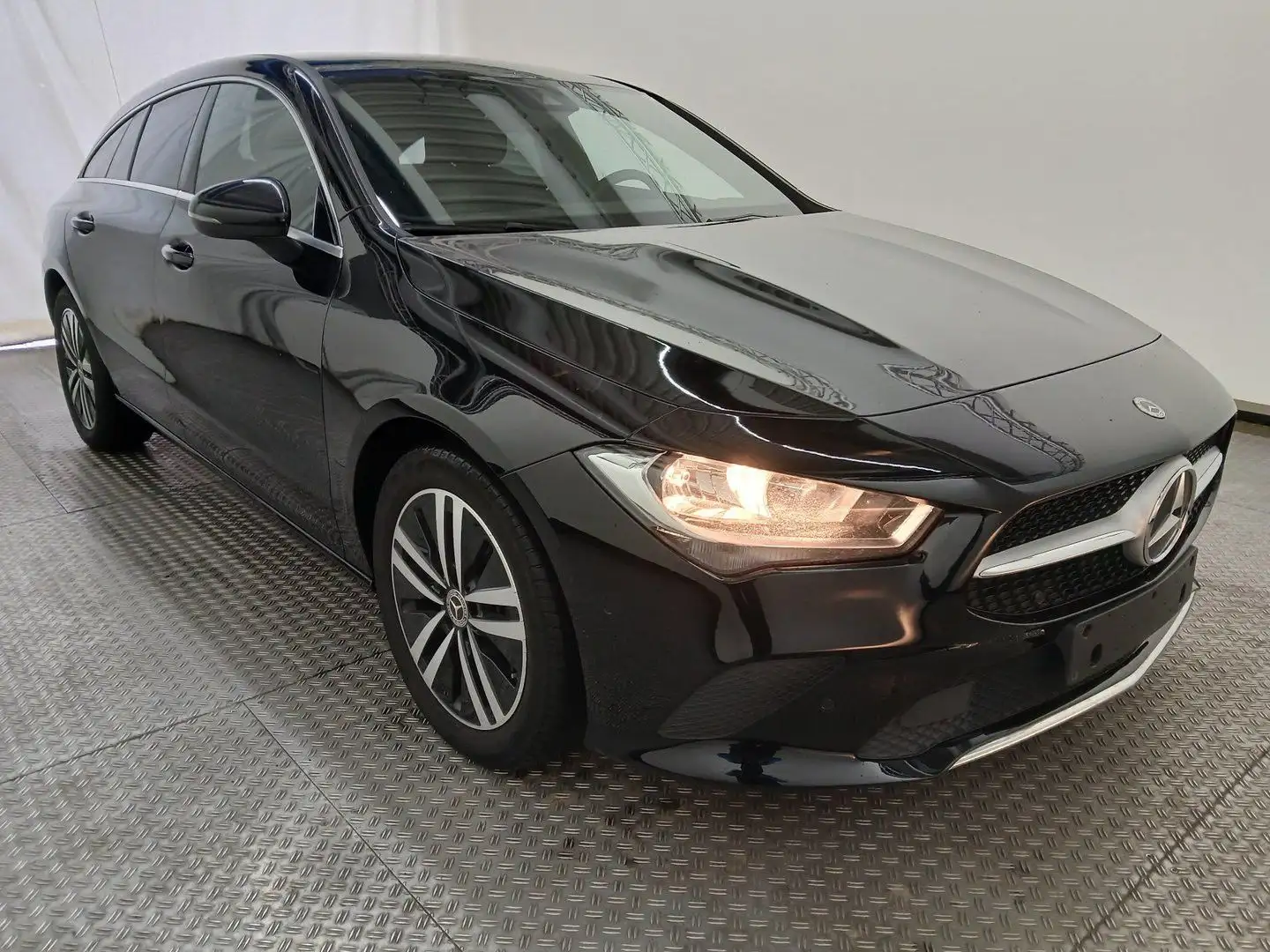 Mercedes-Benz CLA 200 8G-DCT Progressive Schwarz - 2