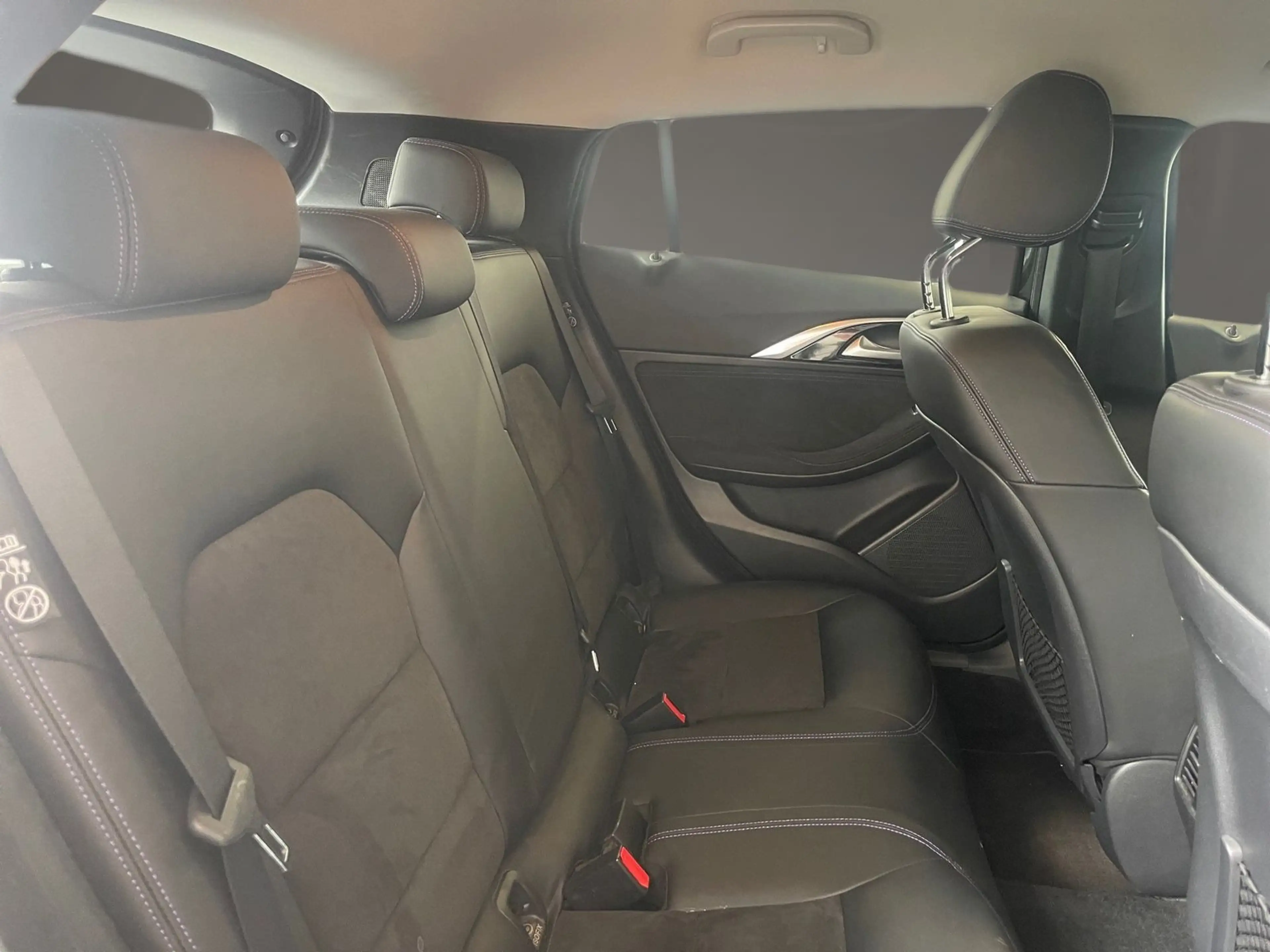 Infiniti Q30 1.5 d Sitzheizung Navi PDC Kamera Klima — photo 13
