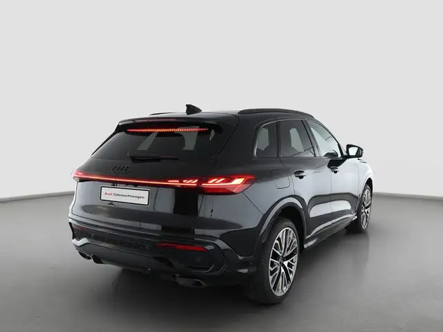 Audi Q5 view 3