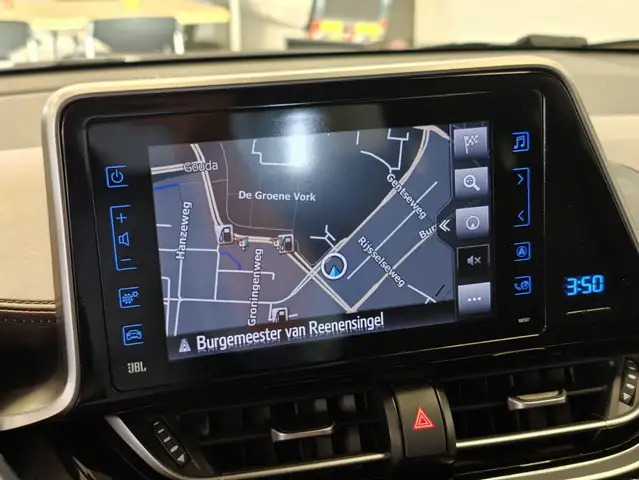 Toyota C-HR view 16
