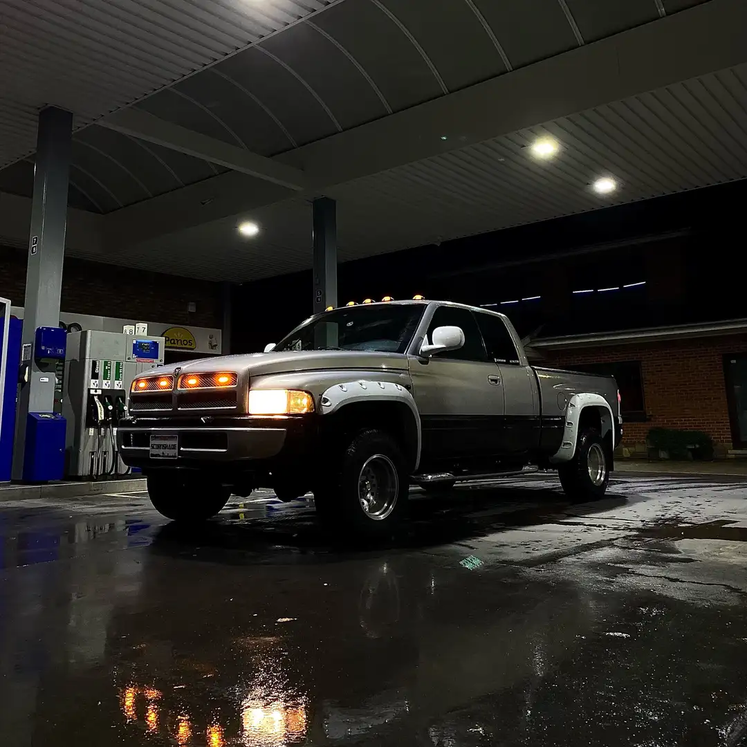 Dodge RAM 🇺🇸Dodge ram 1500 - V8 5,2l - boite manuelle Argent - 1