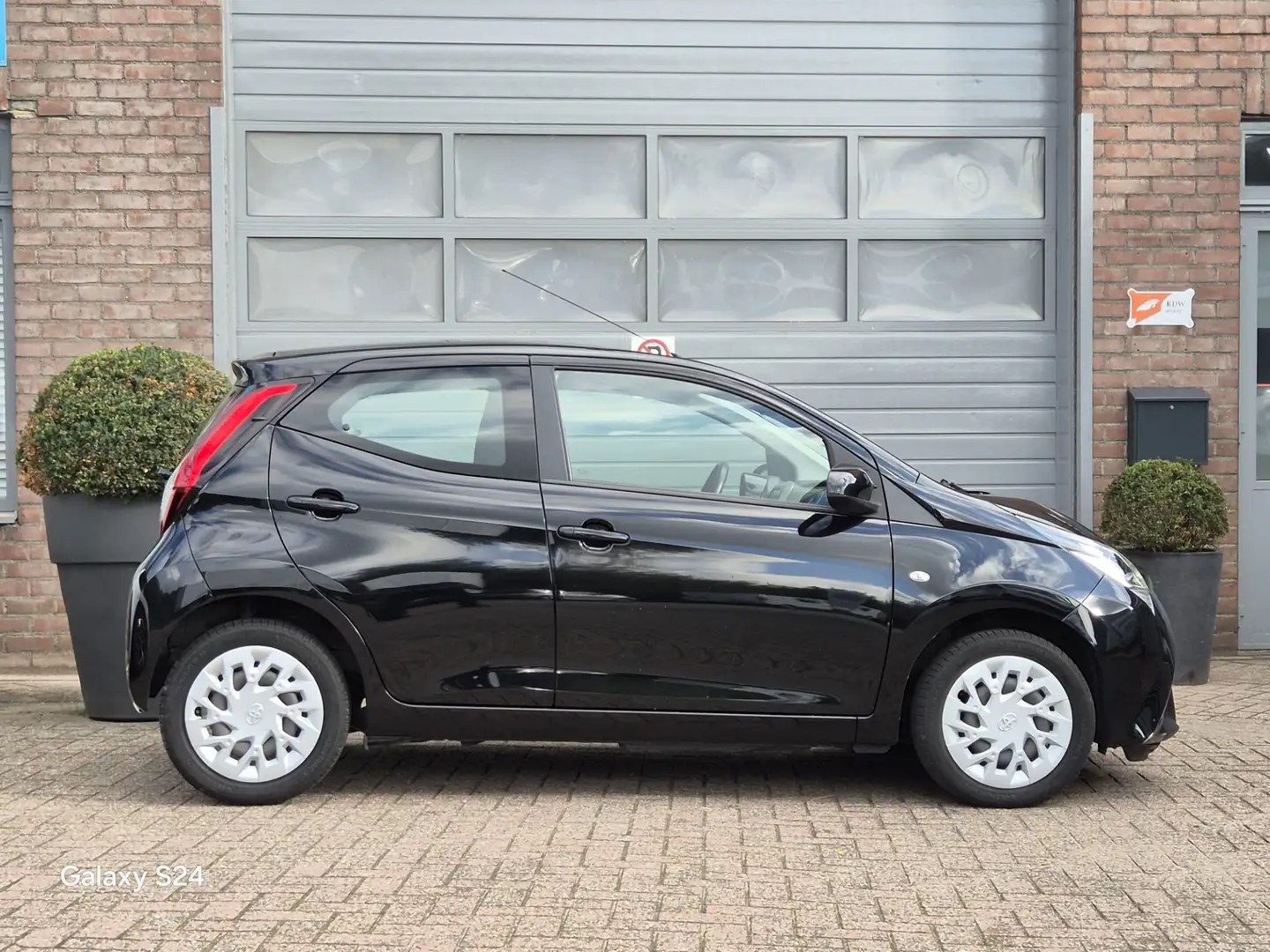 Toyota Aygo 1.0 VVT-i x-play limited Navigatie, Bluetooth, Cru Zwart - 2