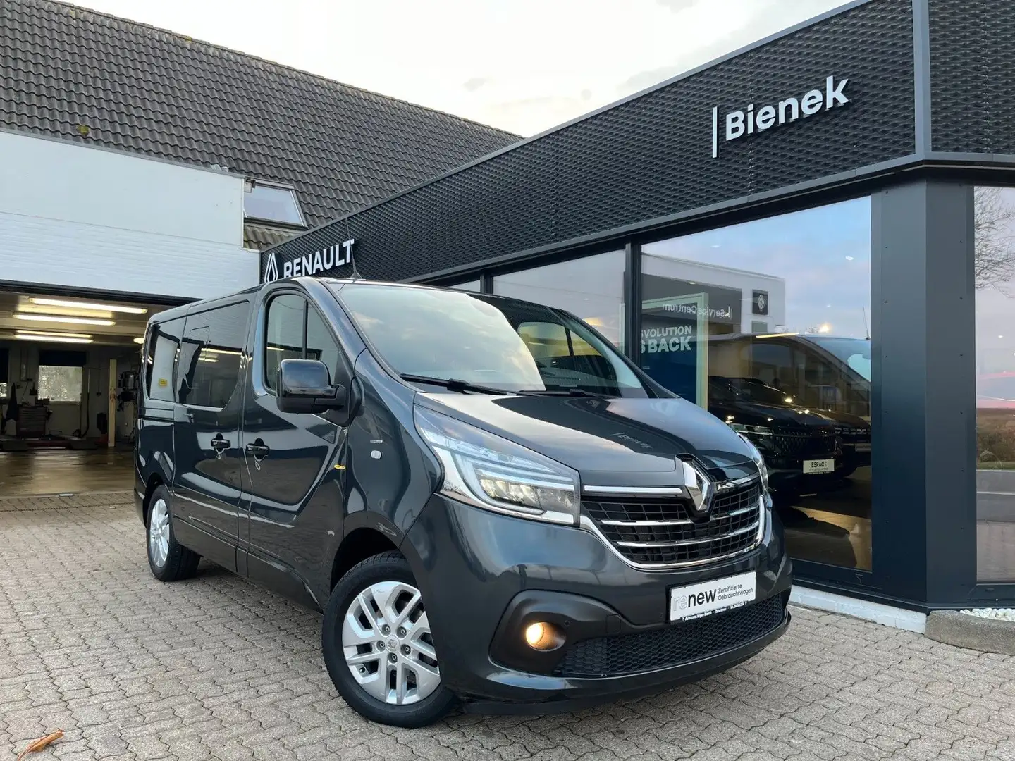 Renault Trafic Combi SpaceClass ENERGY dCi 145 EDC Grau - 2