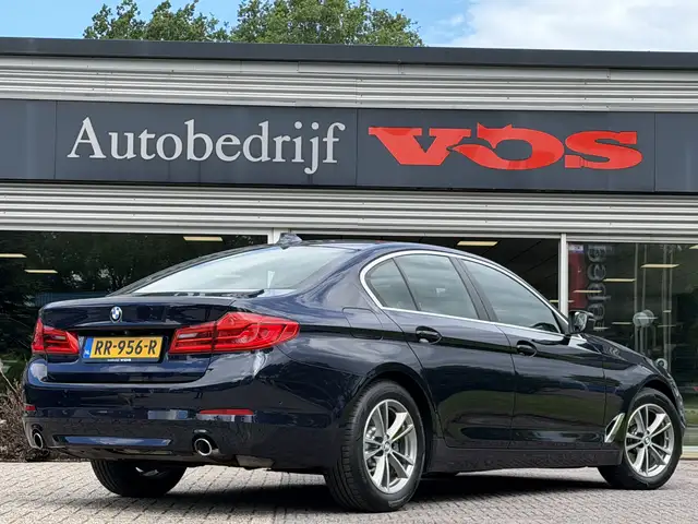 BMW 5 Series view 9