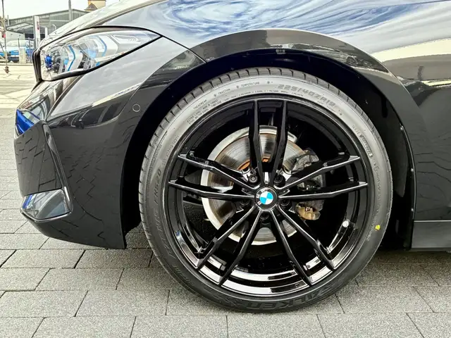 BMW 3 Series view 9
