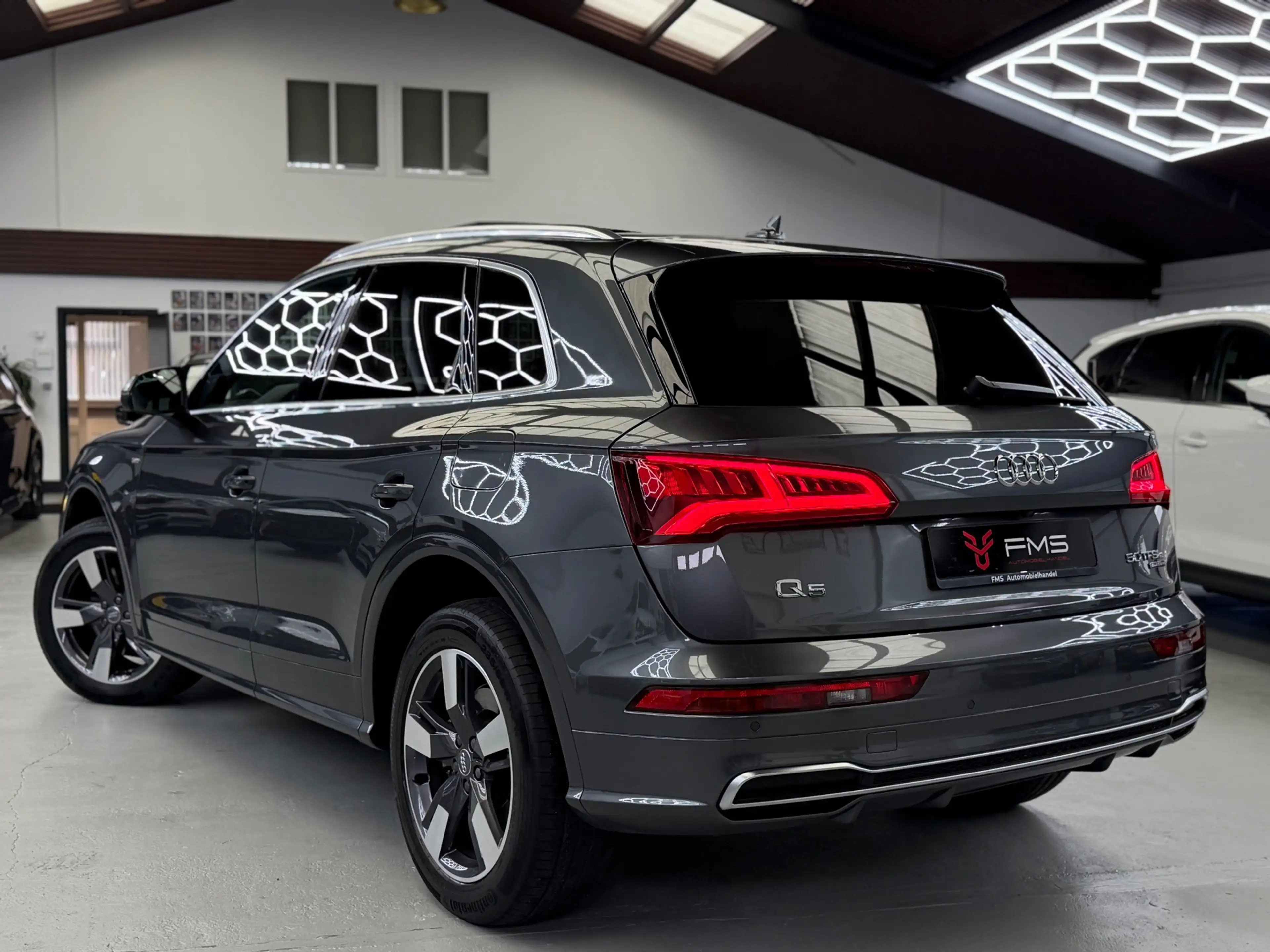 Audi Q5 50 TFSI E Quattro 3x S-Line Competition — photo 2
