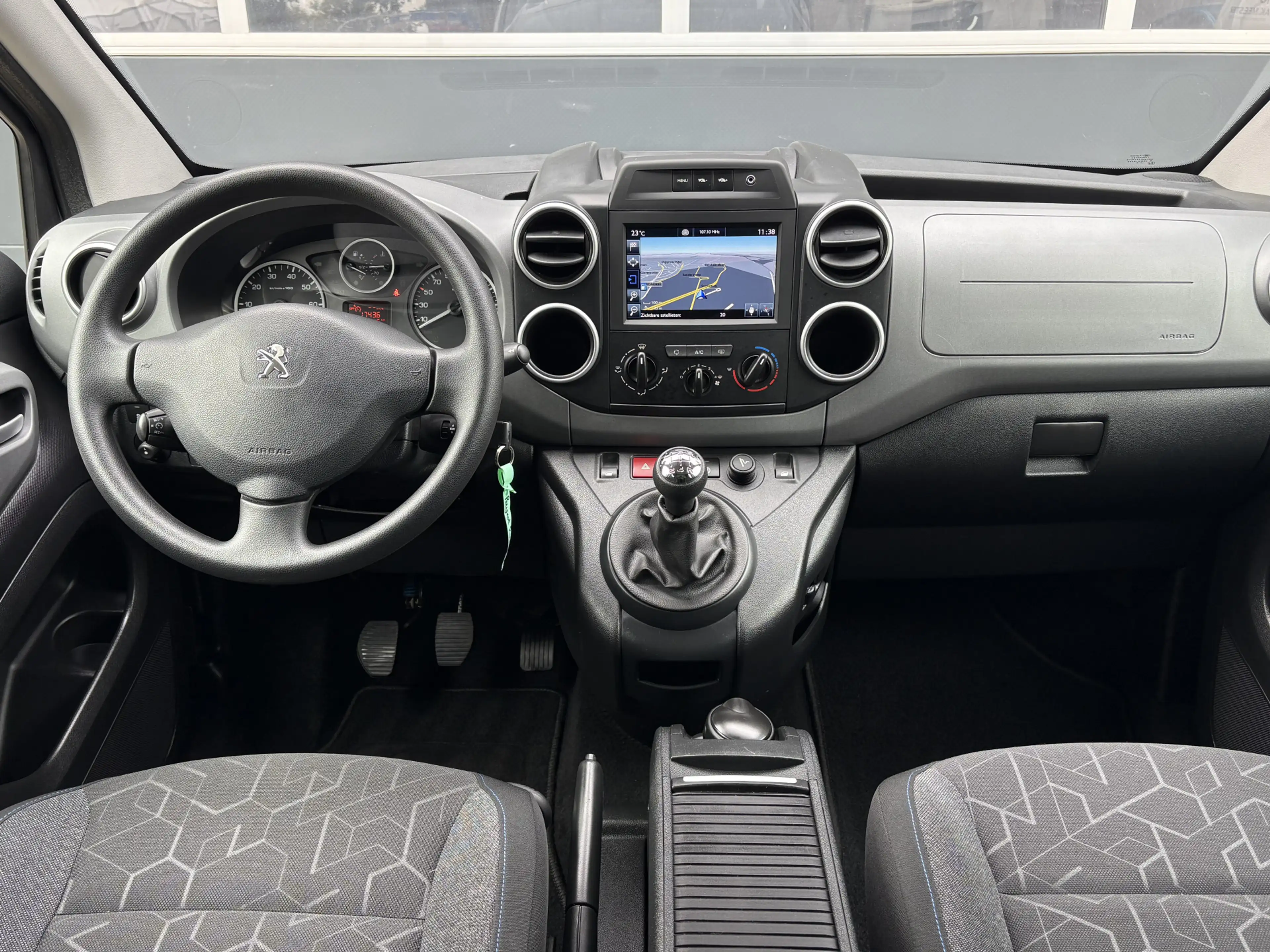 Peugeot Partner Tepee 1.2 PureTech Style | Navi | Carplay | PDC | — photo 8