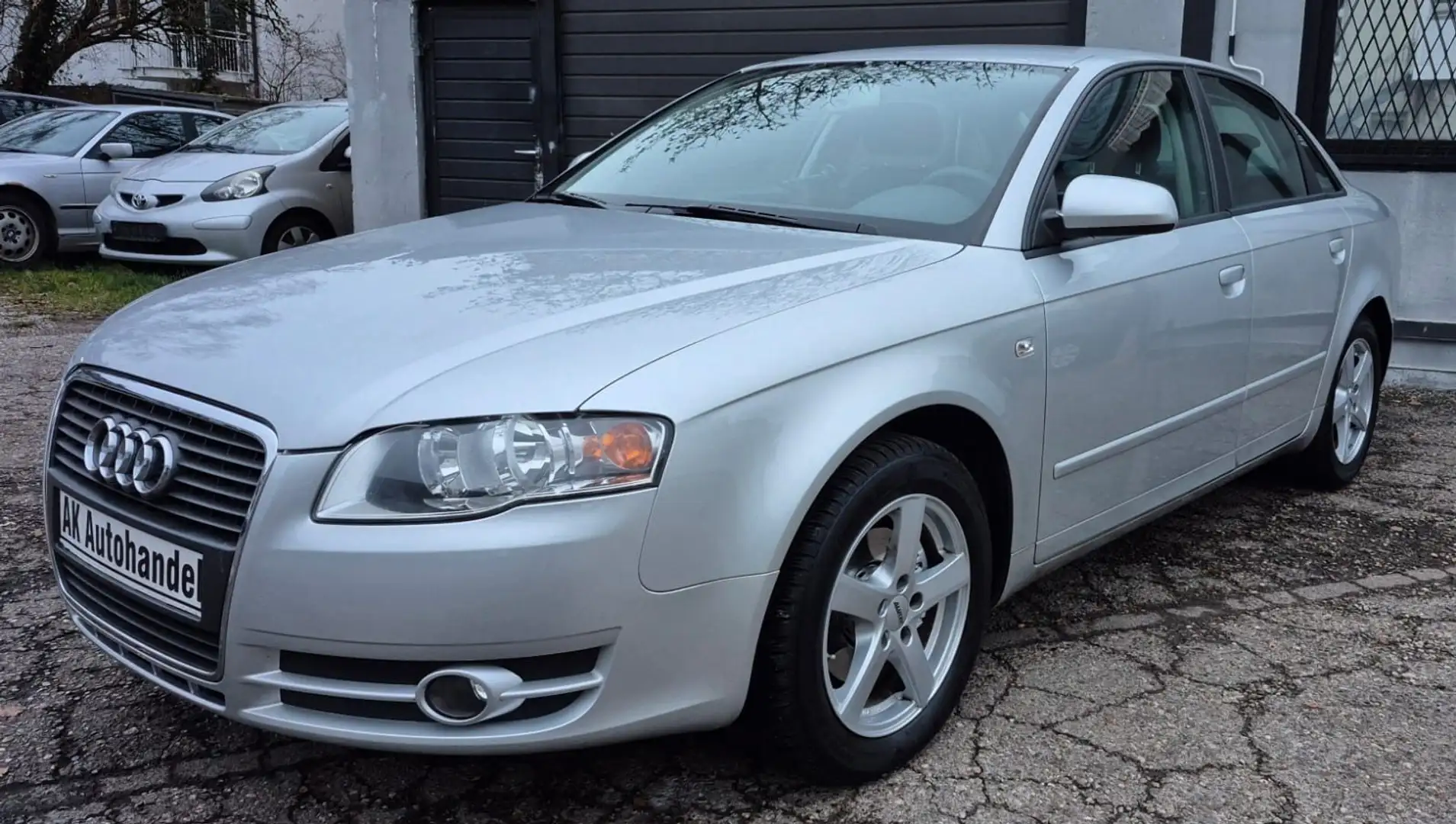 Audi A4 Lim. 2.0 Aut Klima SItzheizung PDC TÜV Neu Silber - 1