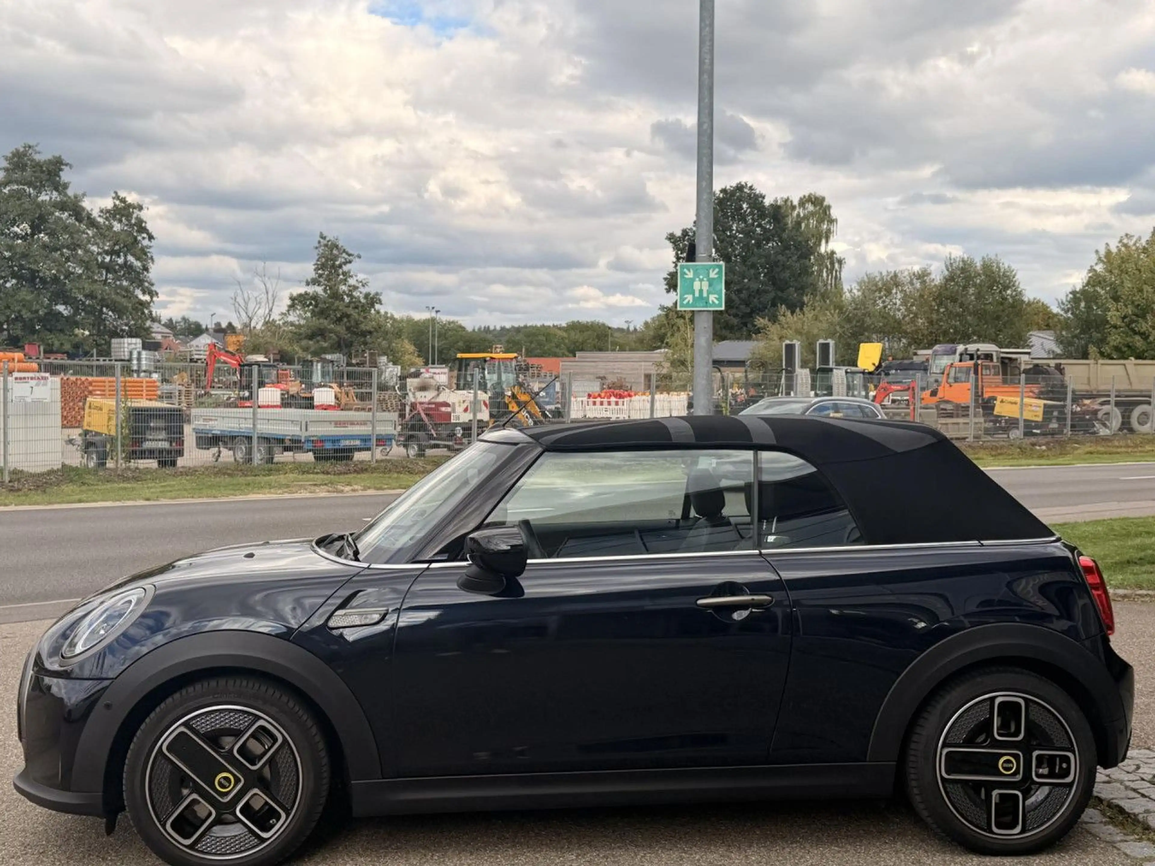 MINI Cooper SE CooperSE Cabrio 1 of 999 Resolute HUD ACC Kamera — photo 6