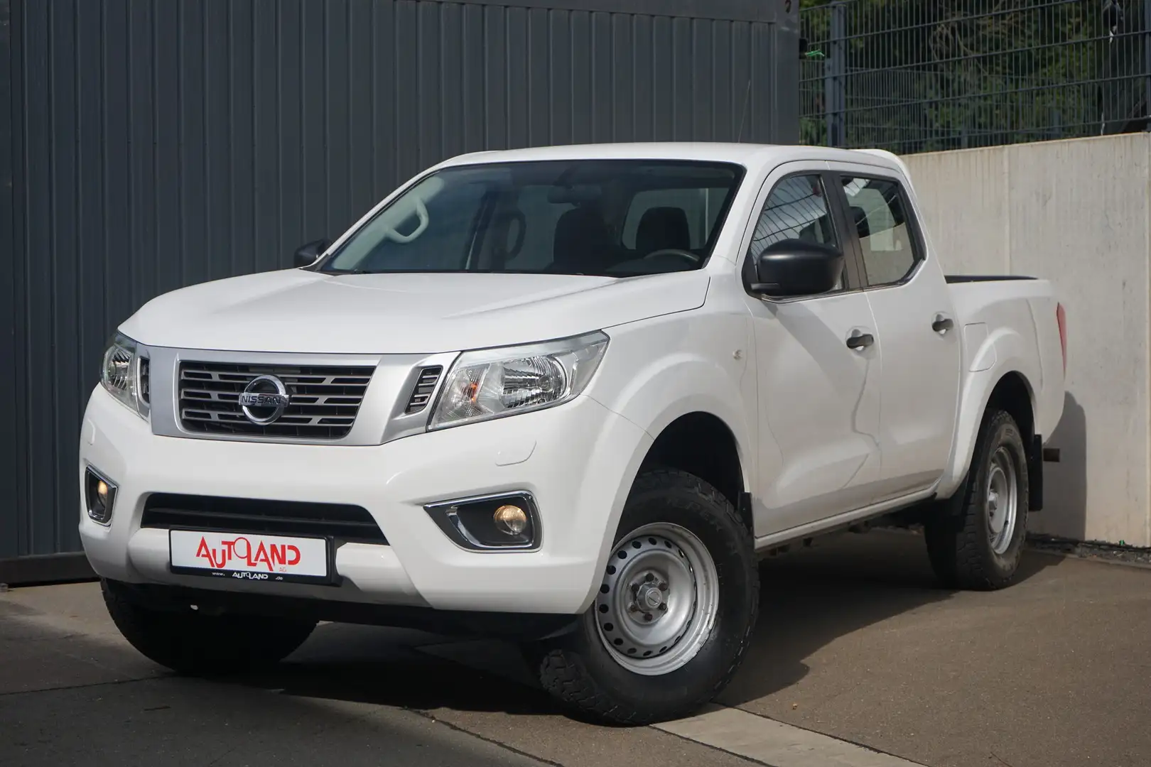 Nissan Navara 2.3 dCi Visia Double Cab 4x4 Klima AHK Weiß - 2