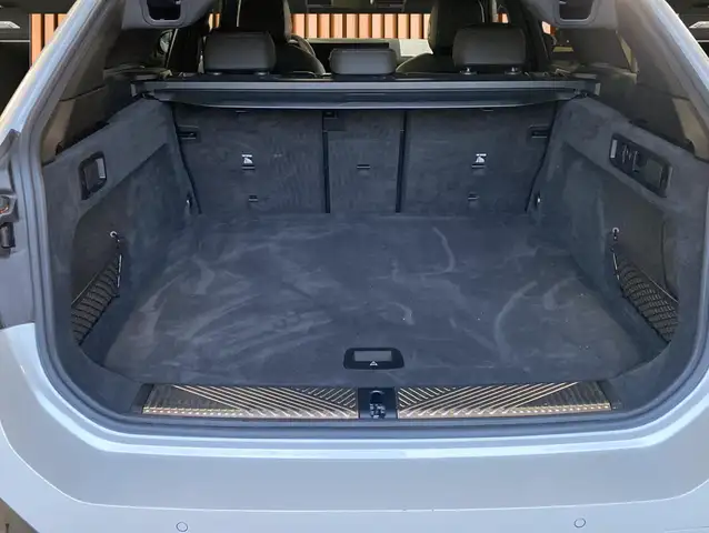 BMW 5 Series view 6