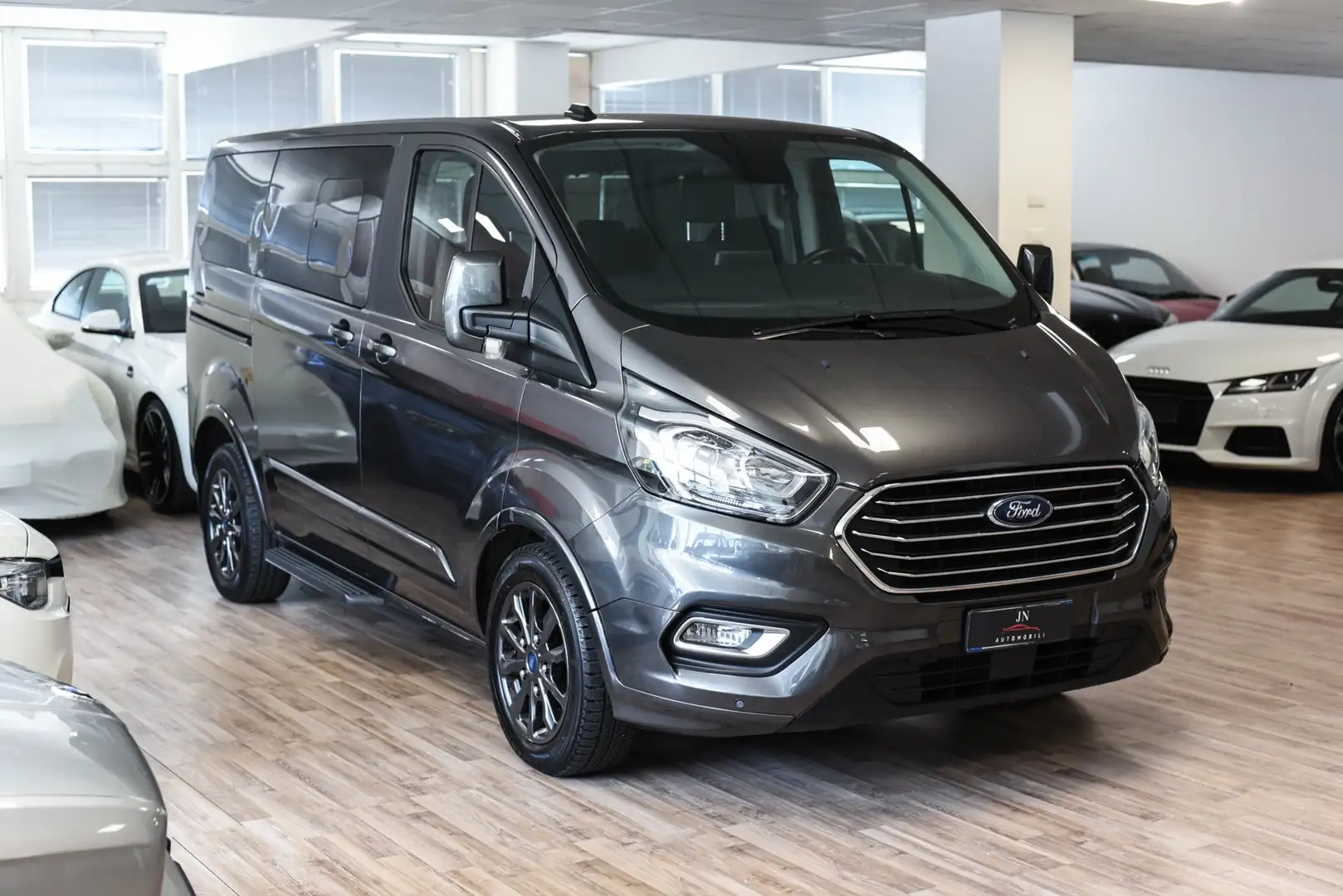 Ford Tourneo Custom 8 posti AUTOMATICO (185cv) Šedá - 1