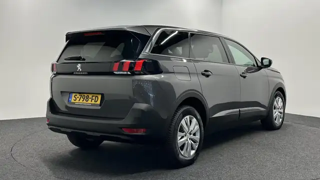 Peugeot 5008 view 5