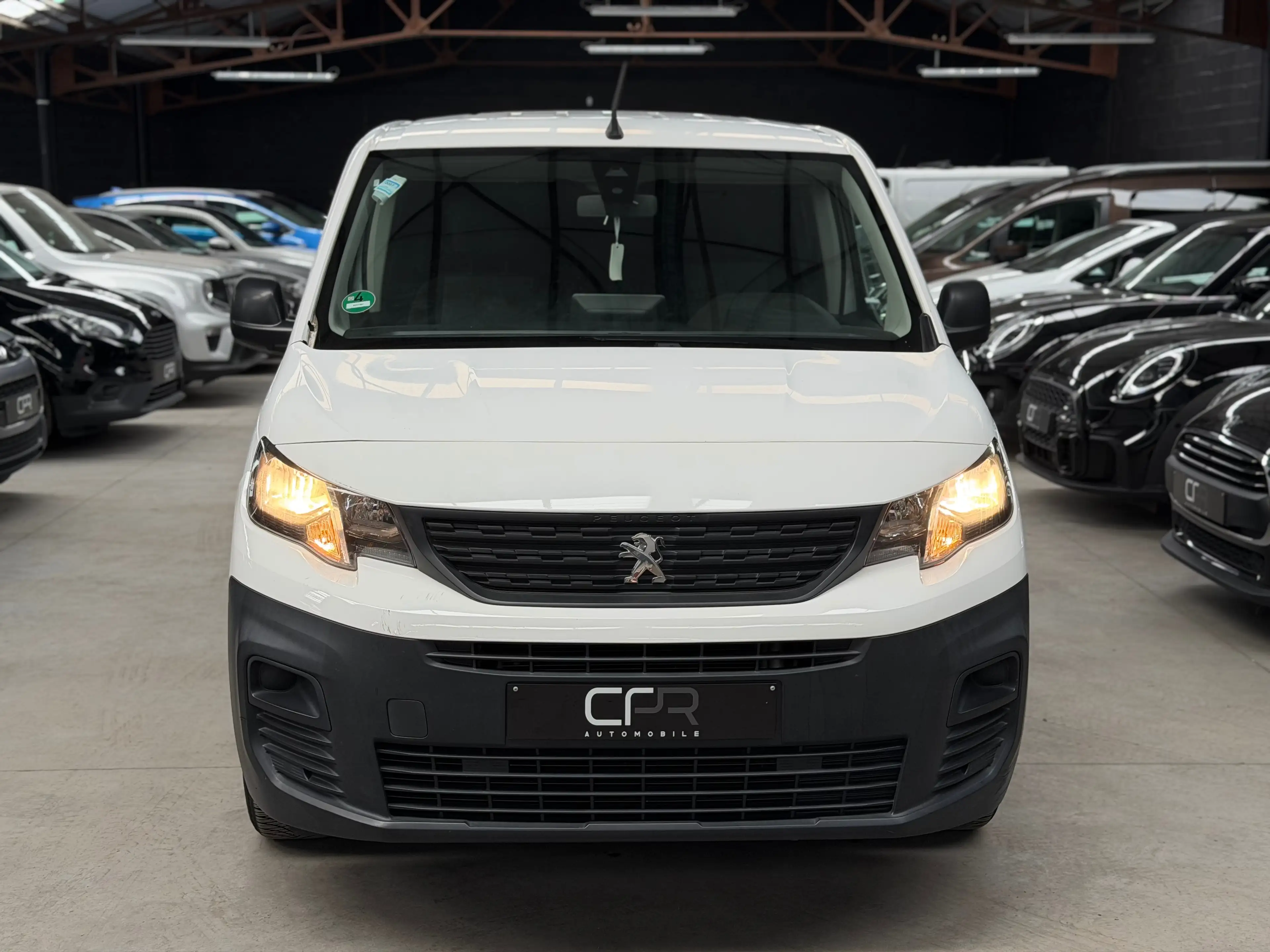Peugeot Partner 1.2i * 5 PLACES * UTILITAIRE * GPS * RADAR AR — photo 2
