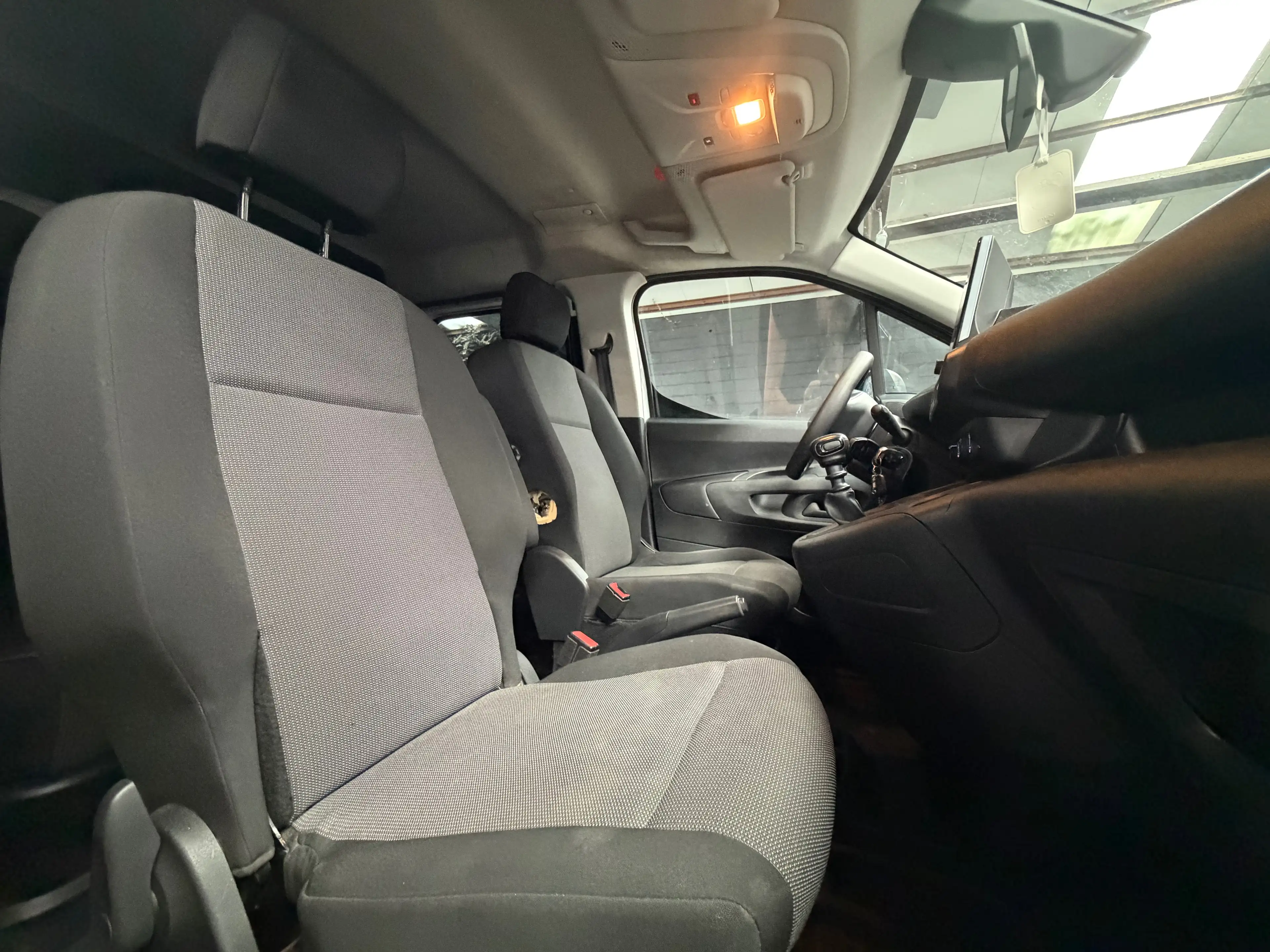 Peugeot Partner 1.2i * 5 PLACES * UTILITAIRE * GPS * RADAR AR — photo 13